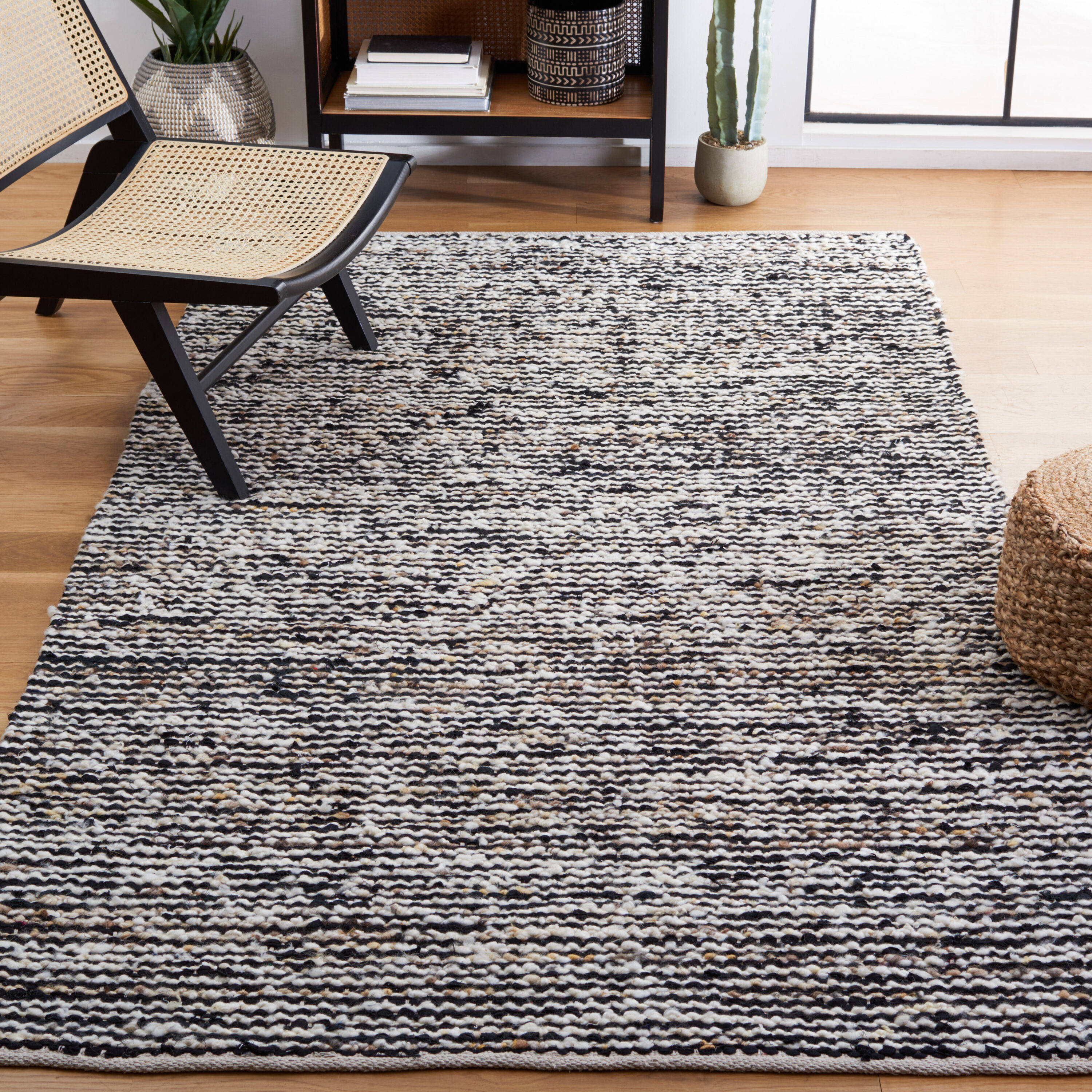  Natura 350 Black/Ivory Solid / Tonal 5ft x 8ft Medium Rectangle Rug