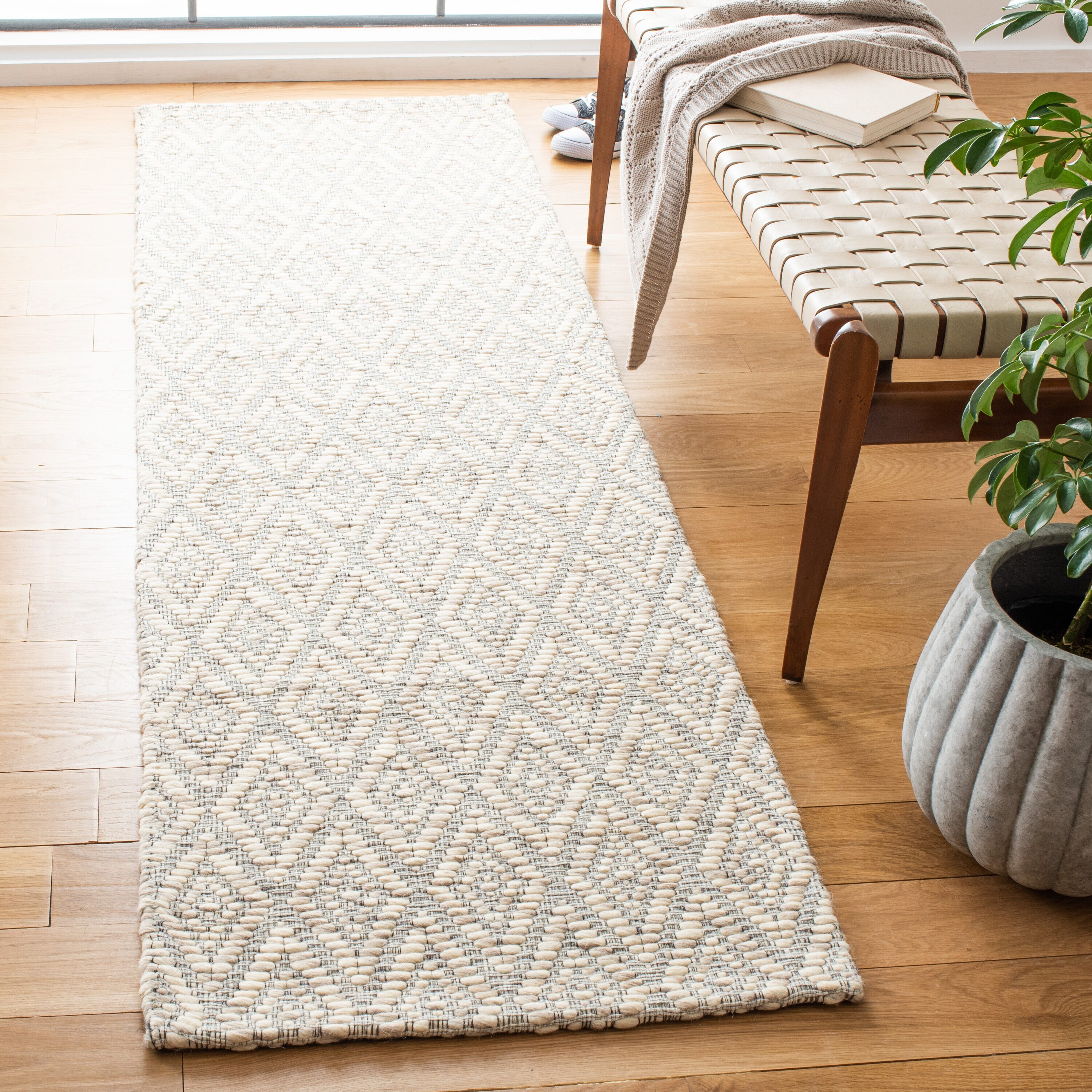  Marbella 526 Beige/Cream Contemporary 2ft-3in x 8ft Runner Rug