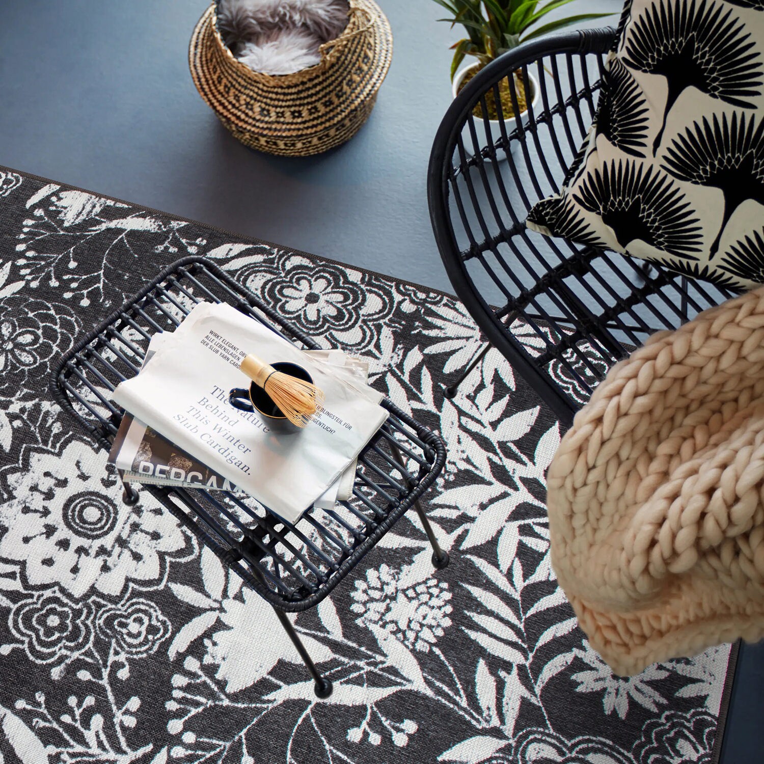 Gray and White Floral Synthetic 5' x 7' Indoor/Outdoor Area Rug