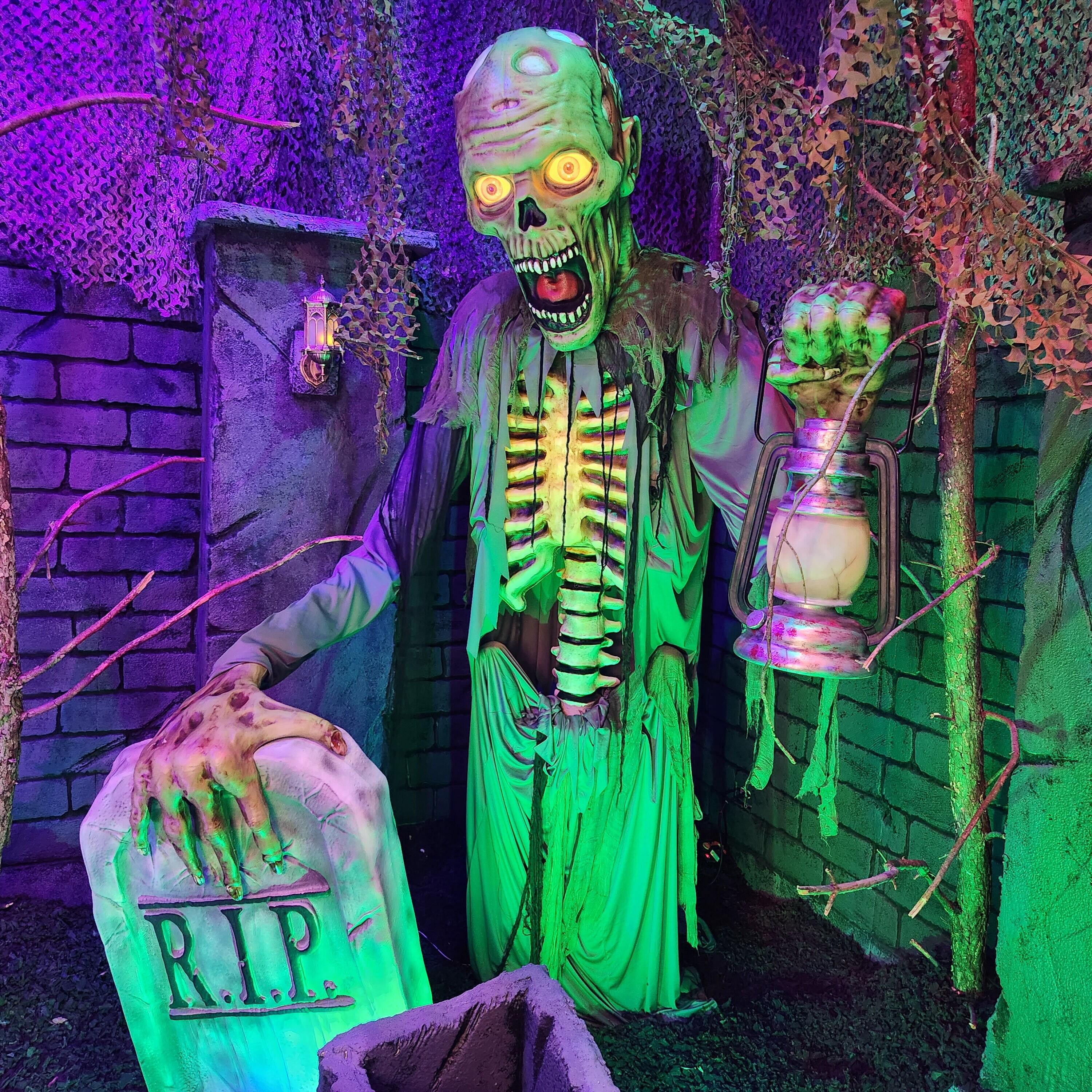 Haunted Living 9-ft Lighted Animatronic Ground Breaking Zombie in ...