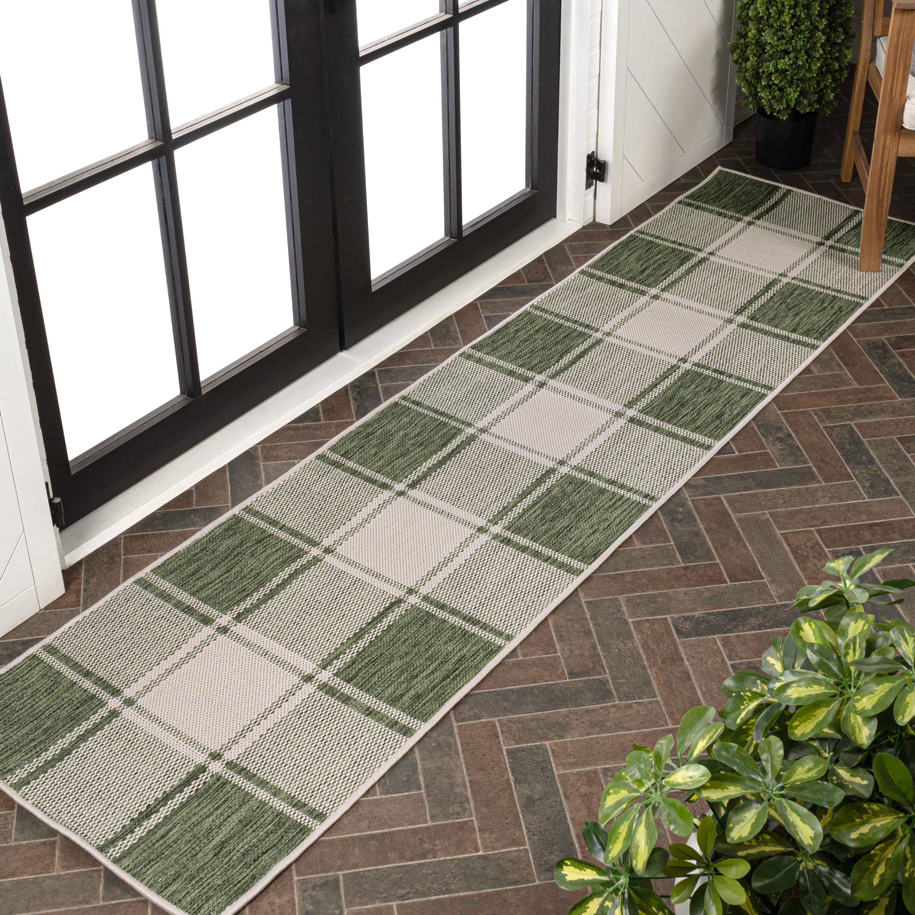 JONATHAN  Y TSN203D-28 TUSCAN SUN Aimee Cottage Checkerboard 2 x 8 (ft) Loomed Polypropylene Green/Cream Rectangular Indoor/Outdoor Geometric Farmhouse/Cottage Runner rug