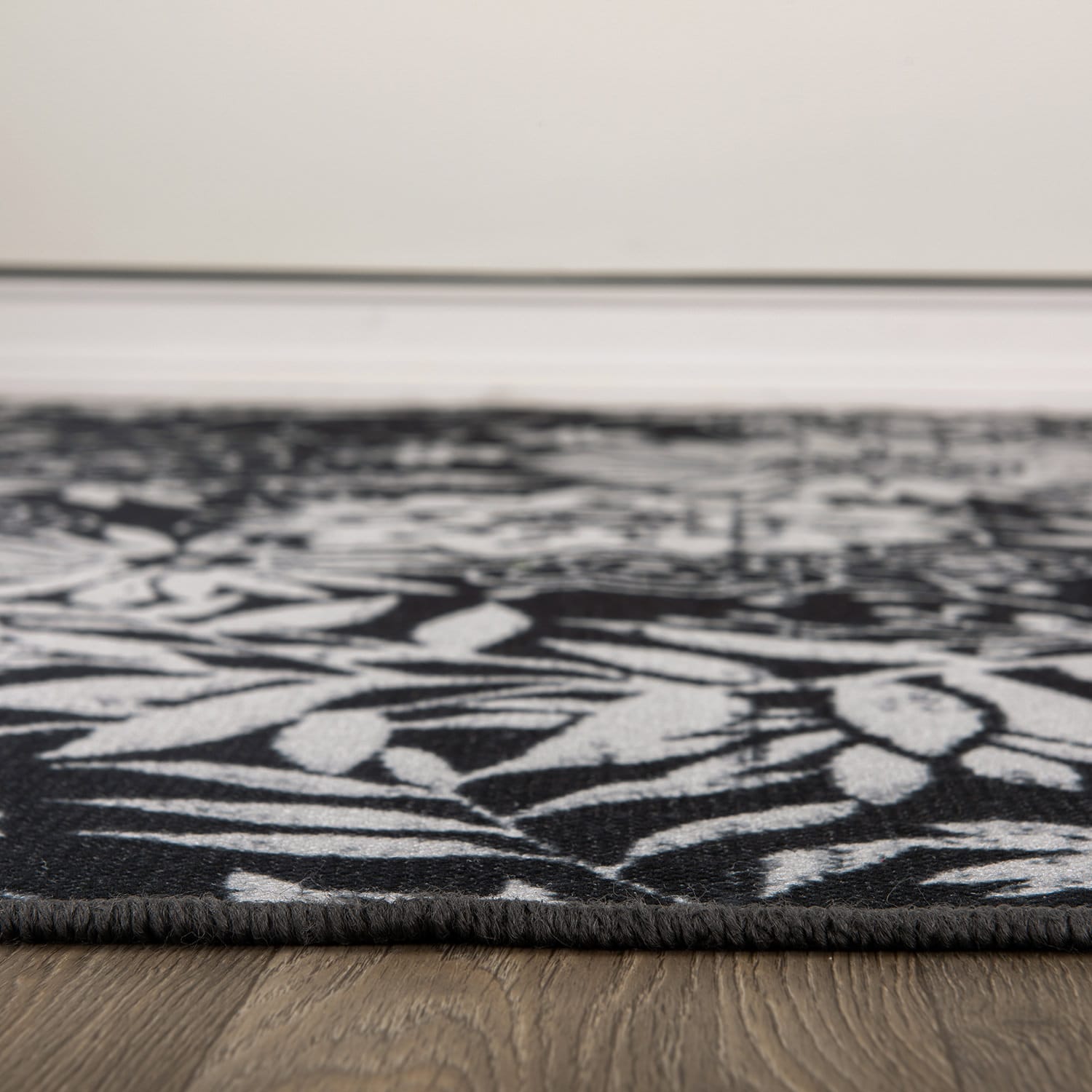 Gray and White Floral Synthetic 5' x 7' Indoor/Outdoor Area Rug