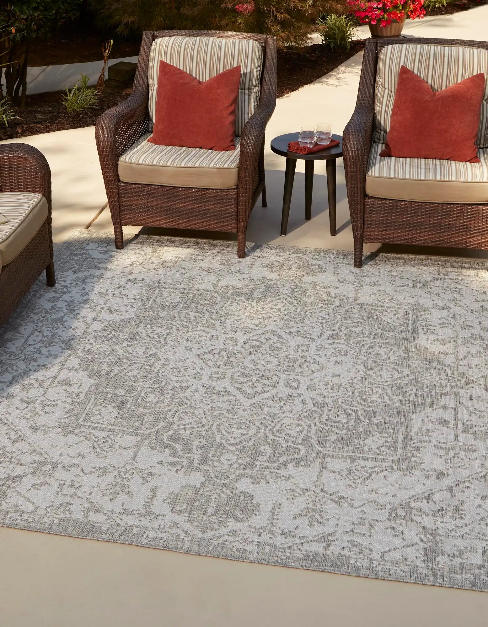 Unique Loom 3181582 Jill Zarin Outdoor 11 x 11 (ft) Loomed Polypropylene Gray Square Indoor/Outdoor Medallion Area rug