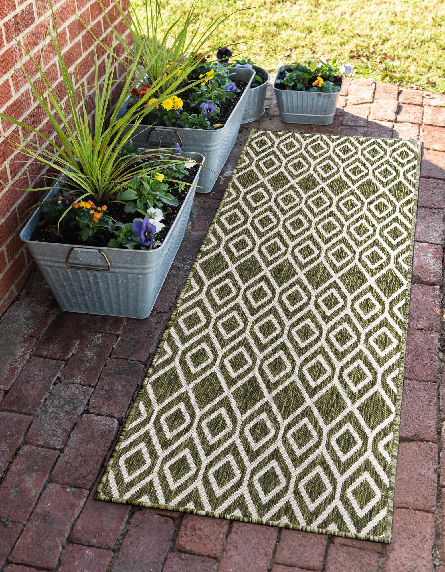 Unique Loom 3152423 Jill Zarin Outdoor 2 x 8 (ft) Loomed Polypropylene Green Rectangular Indoor/Outdoor Trellis Runner rug