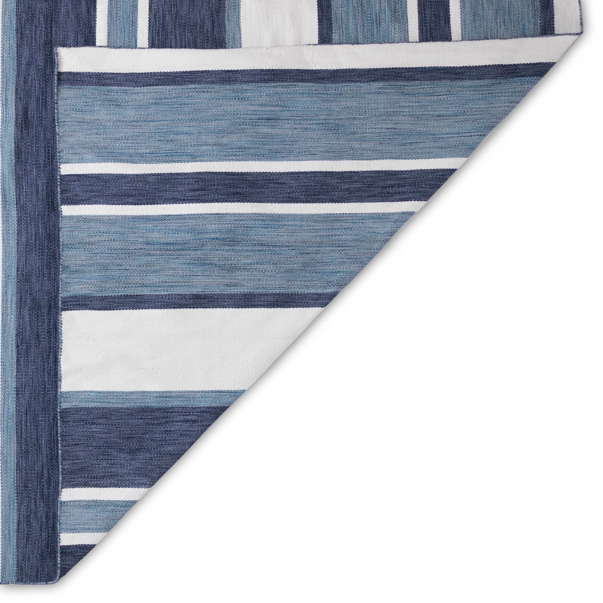 Navy and White Synthetic Flat Woven Reversible 5' x 7' Rug