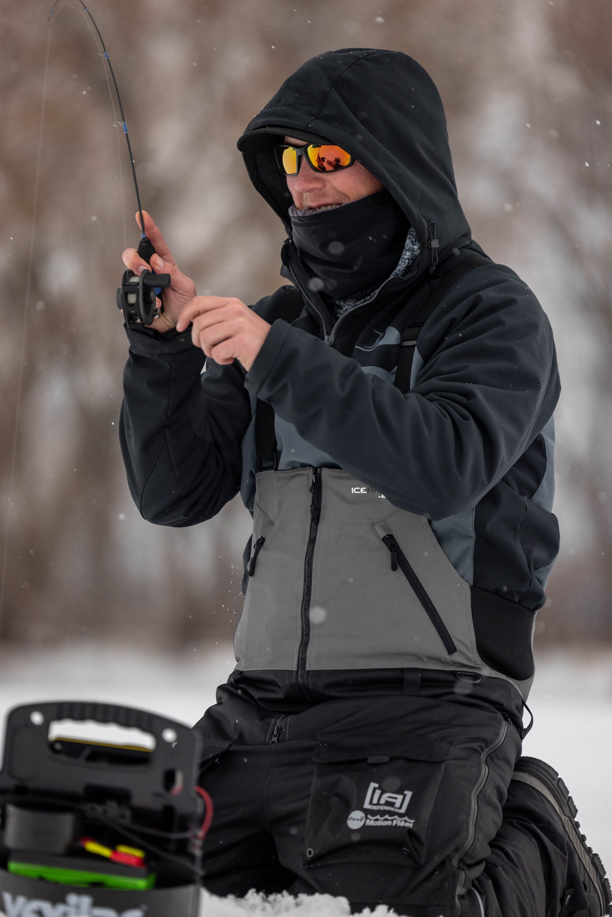 Clam Outdoors Renegade Adult L/XL Black Ice Fishing Gloves - Water, Wind,  and Snow Resistant - Full Face Protection - 70g Thinsulate - 3-Year  Warranty in the Fishing Gear & Apparel department