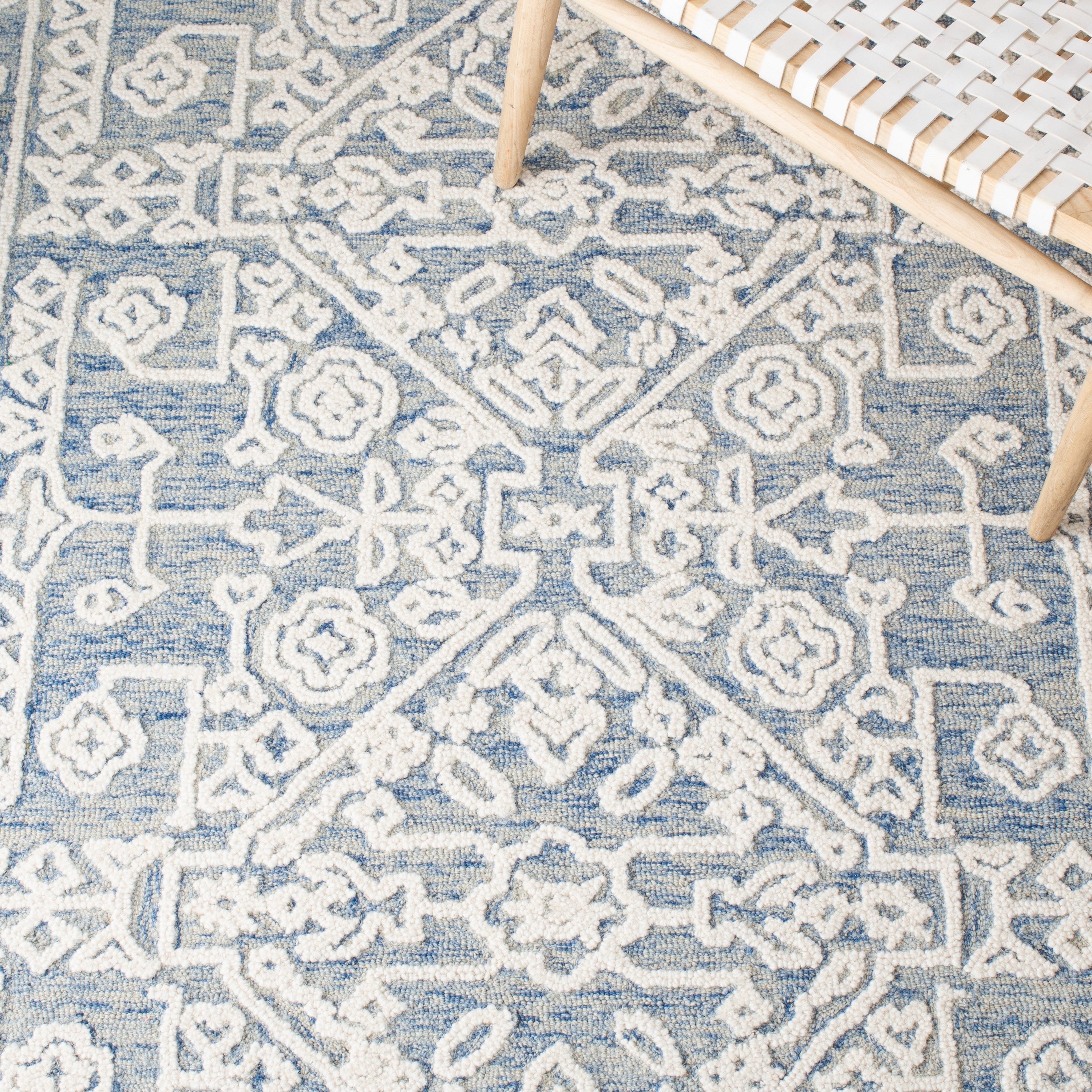 Elegant Country Floral Hand-Tufted Wool Rug - Blue Ivory, 27x7 in