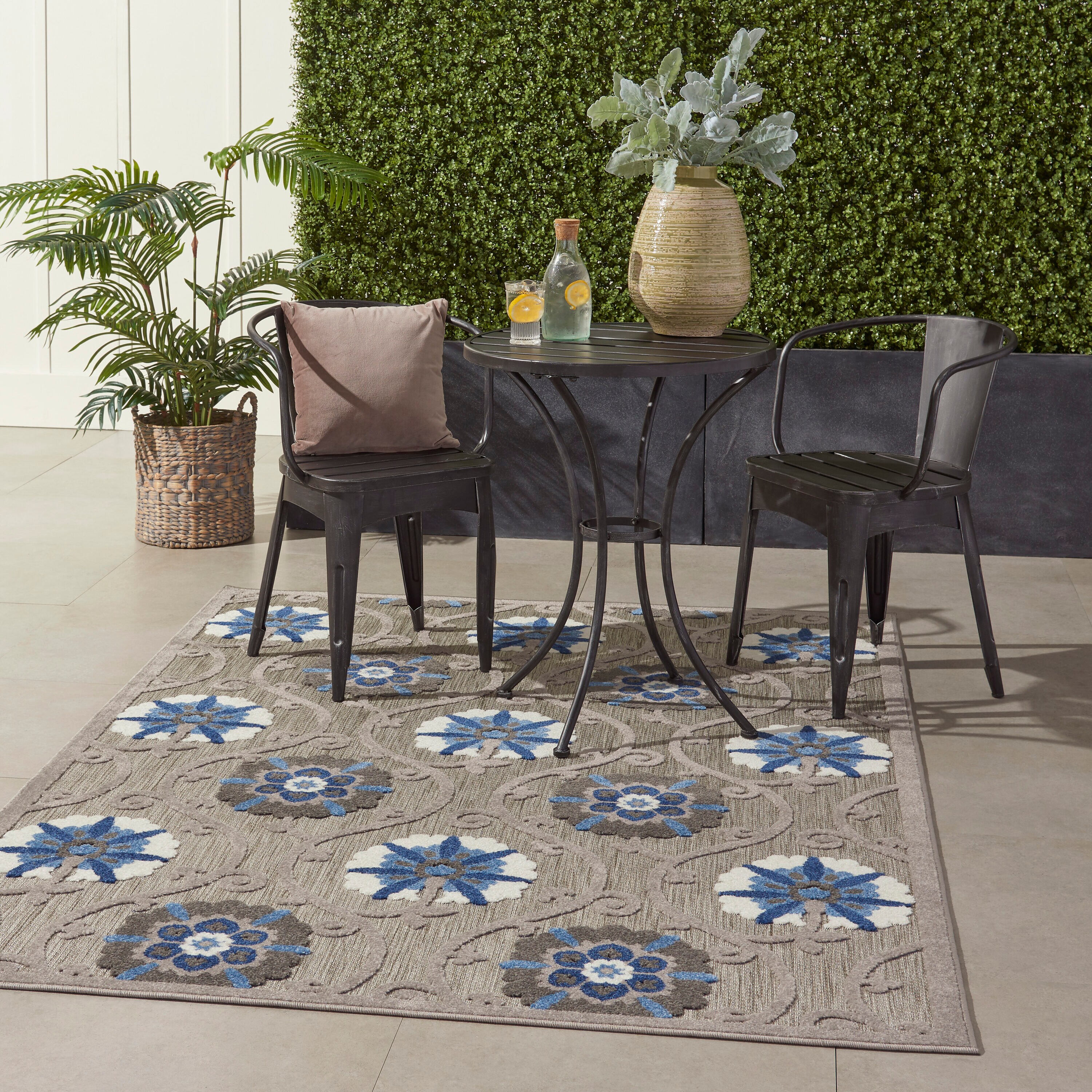 Aloha Floral Blue/Grey 3'6" x 5'6" Synthetic Area Rug