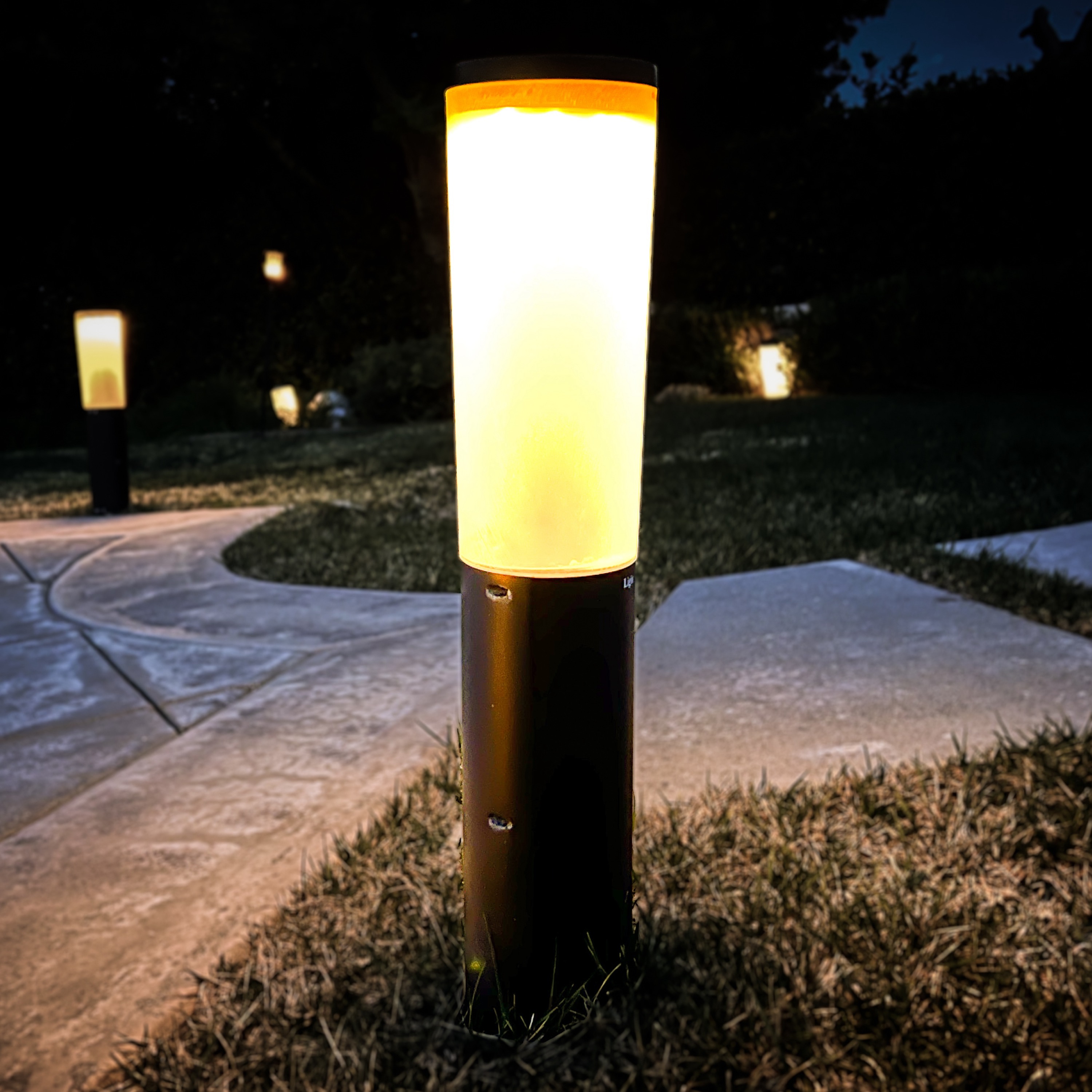 Black Solar LED Pathway Light with Dusk to Dawn Sensor