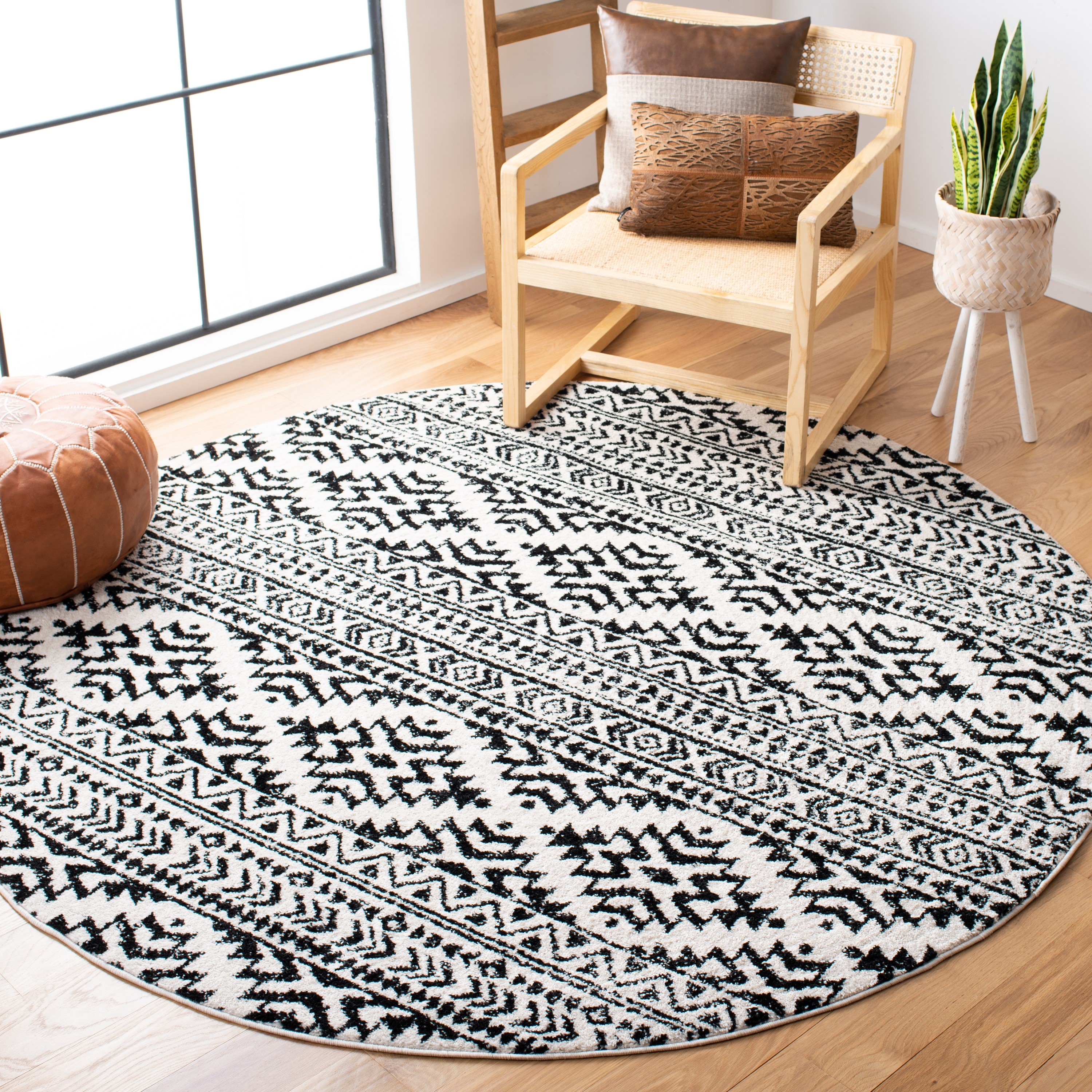 Safavieh TUL272B-5R Tulum Cibola 5 x 5 (ft) Loomed Polypropylene Ivory/Black Round Indoor Distressed/Overdyed Bohemian/Eclectic Area rug