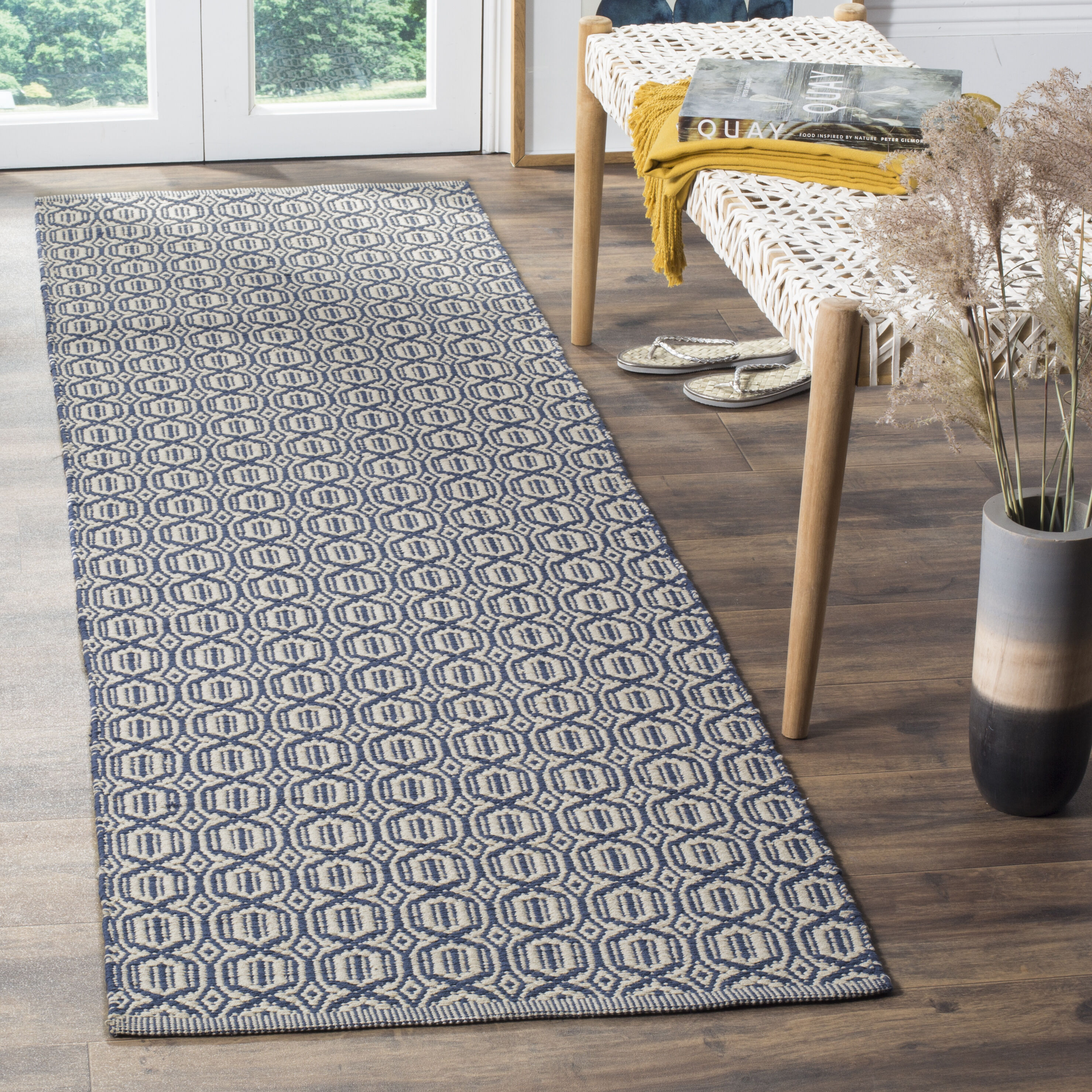 Safavieh MTK333B-28 Montauk Capri 2 x 8 (ft) Cotton Ivory/Navy Rectangular Indoor Geometric Coastal Runner rug