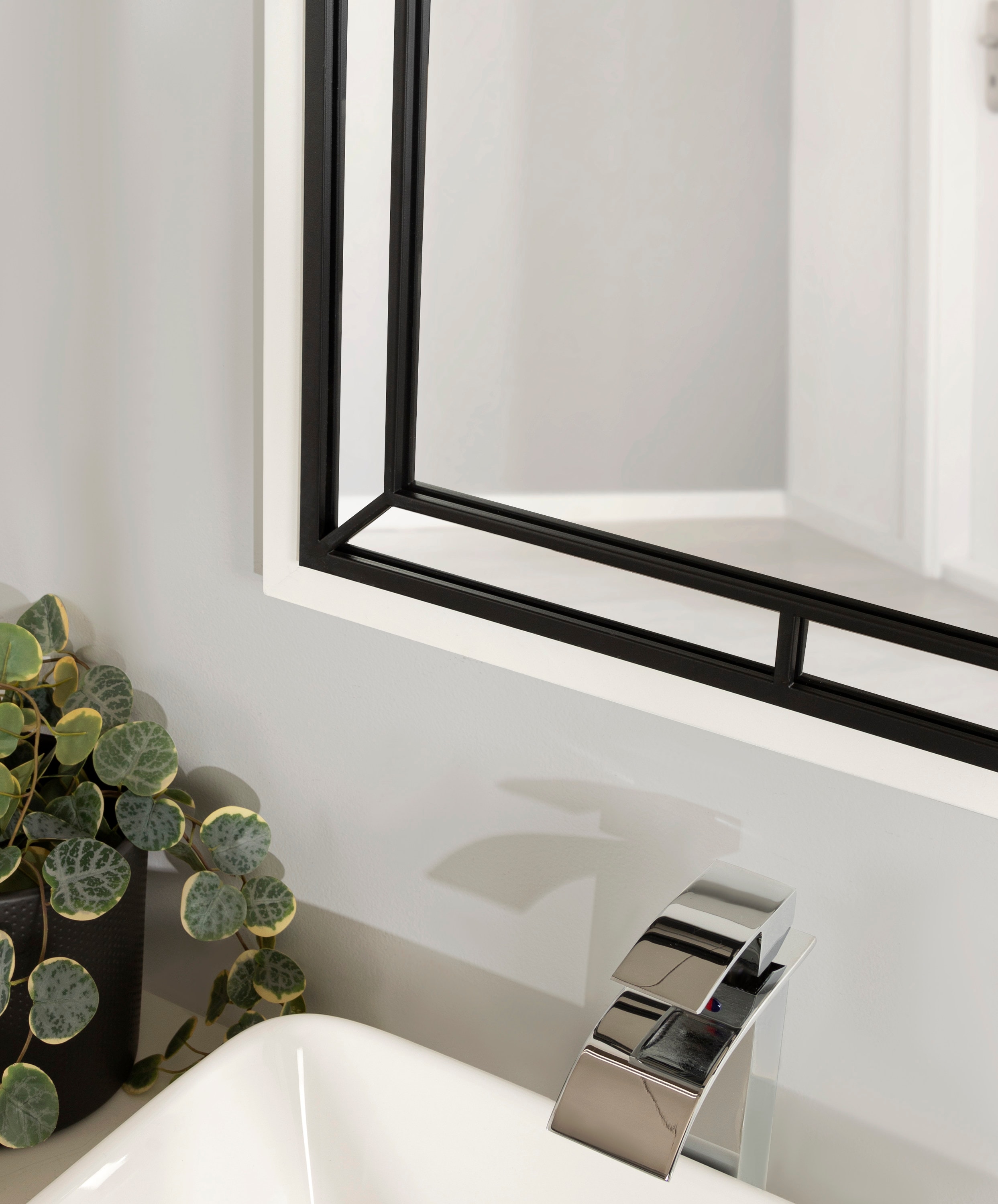 Kate and Laurel 215153 Keyleigh 22-in W x 28-in H Rectangle Gold Framed Wall Mirror