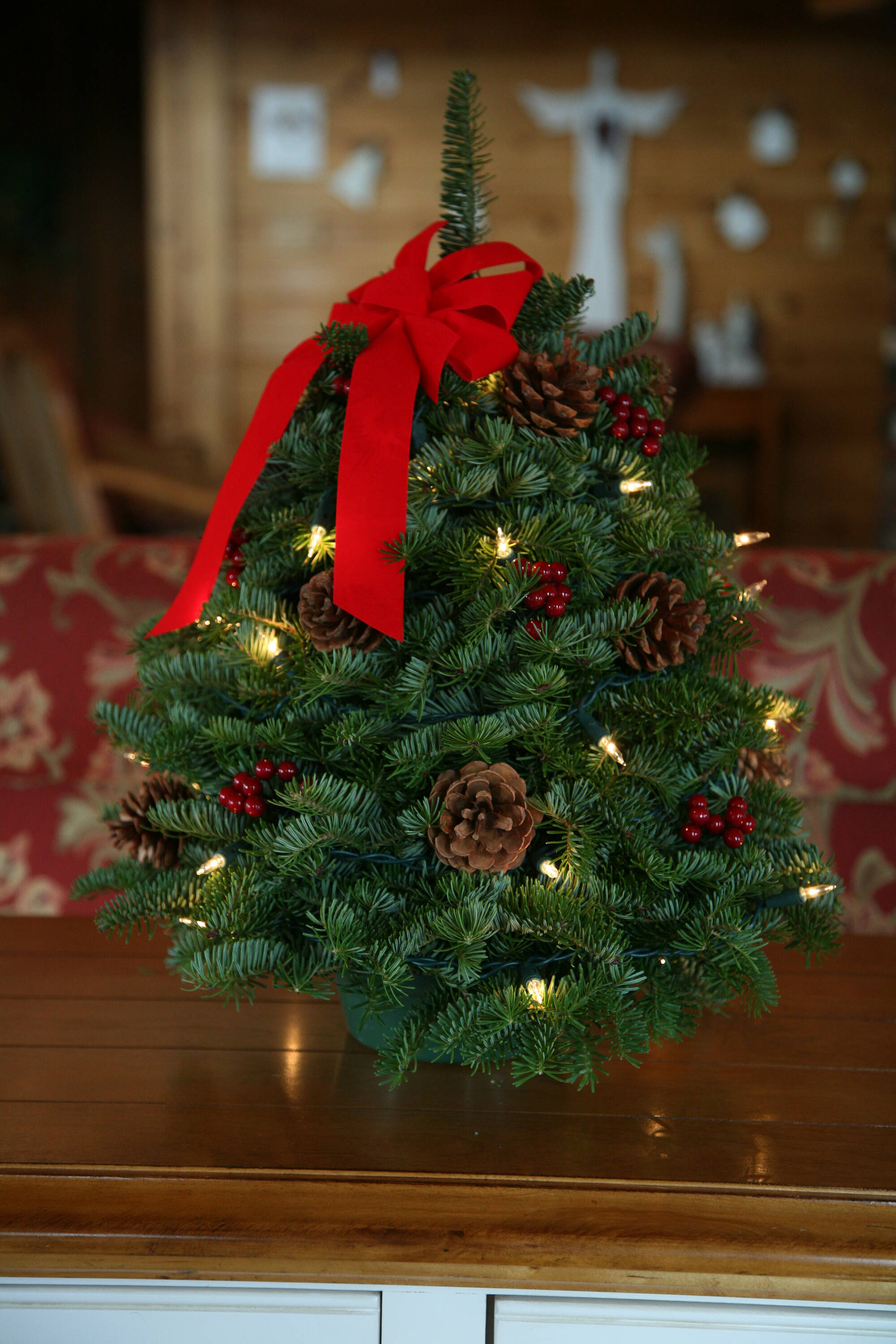 Worcester Wreath LIT-18CLASSIC-TREE Fresh-Cut-Christmas-Decorations - View #2