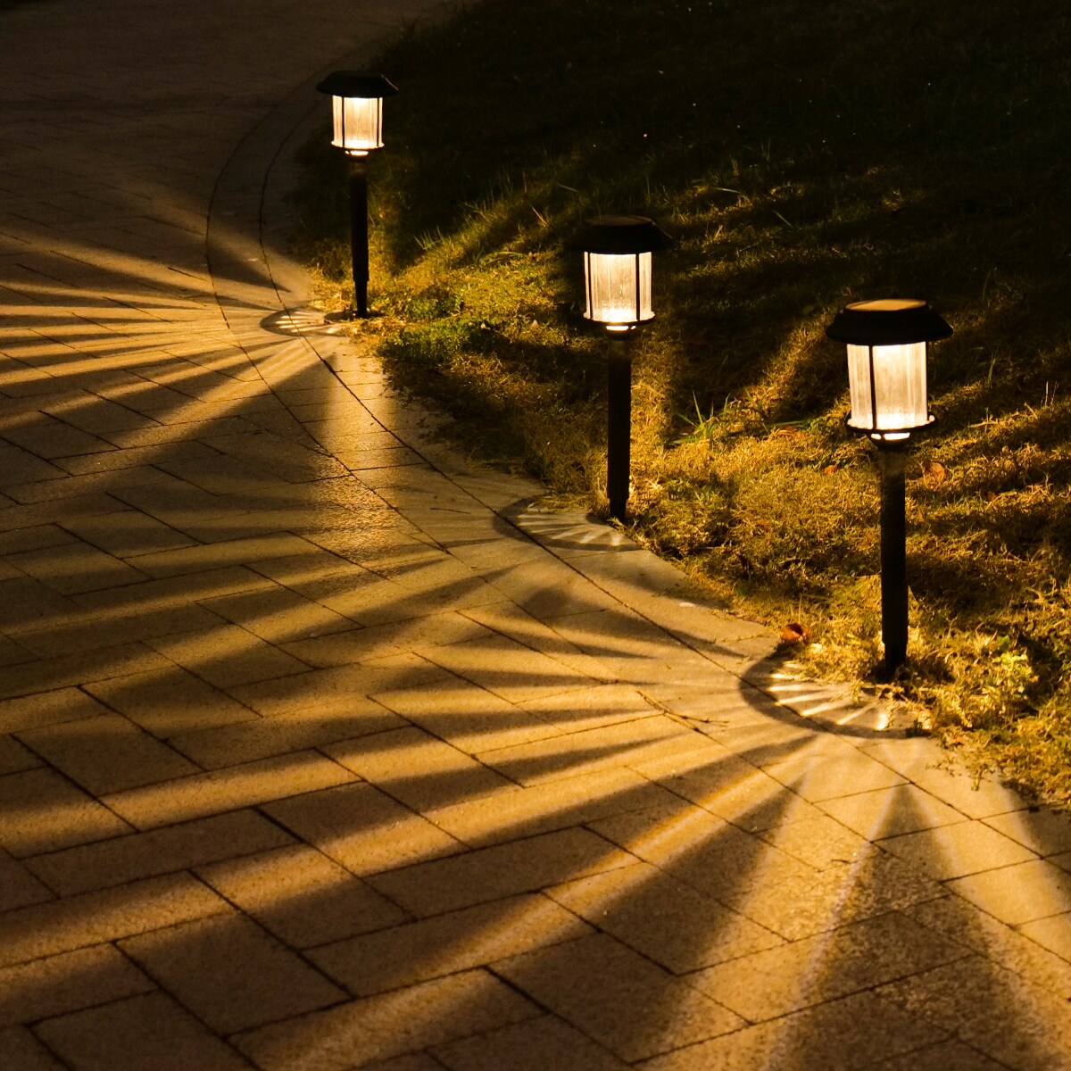 Harbor Breeze 6-Pack 10-Lumen 0.075-Watt Black Solar LED Outdoor Path Light Kit (3000 K)