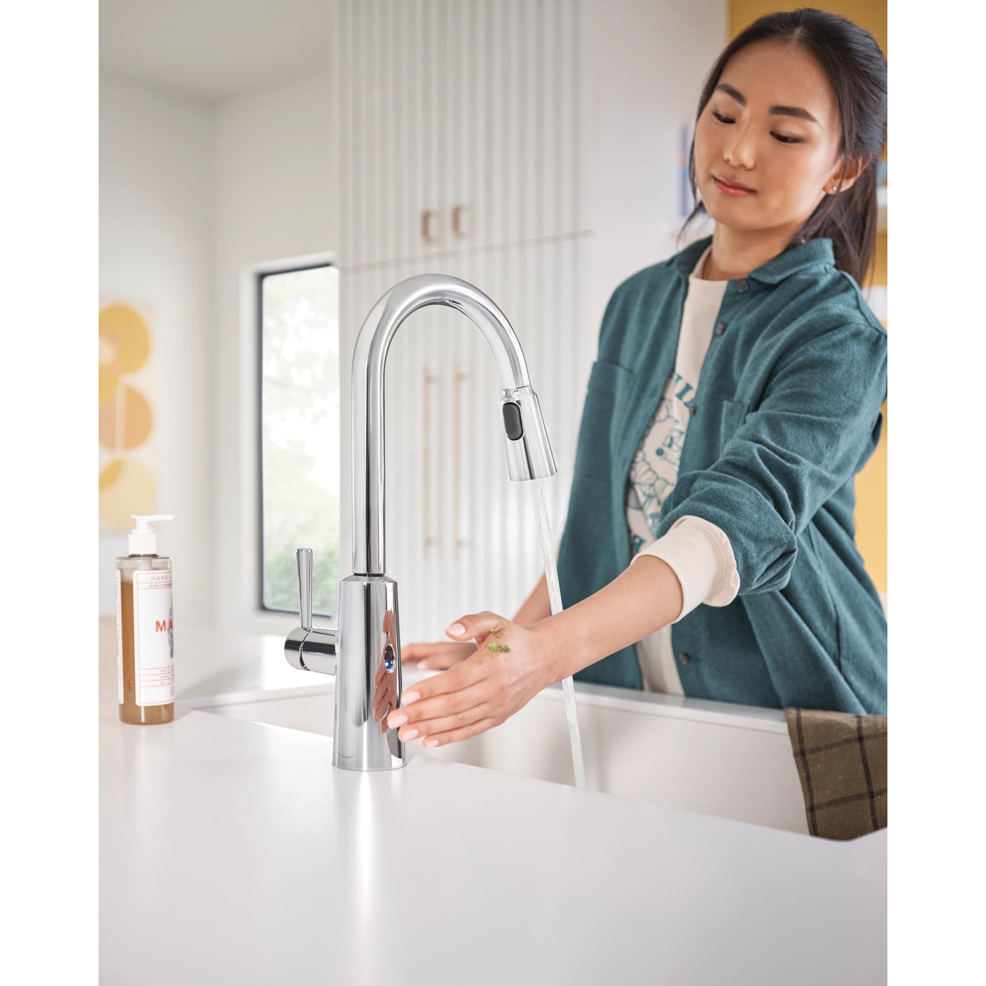 Moen 7402EW outlets Riley Single Handle High Arc Pull Down Kitchen Faucet, Chrome