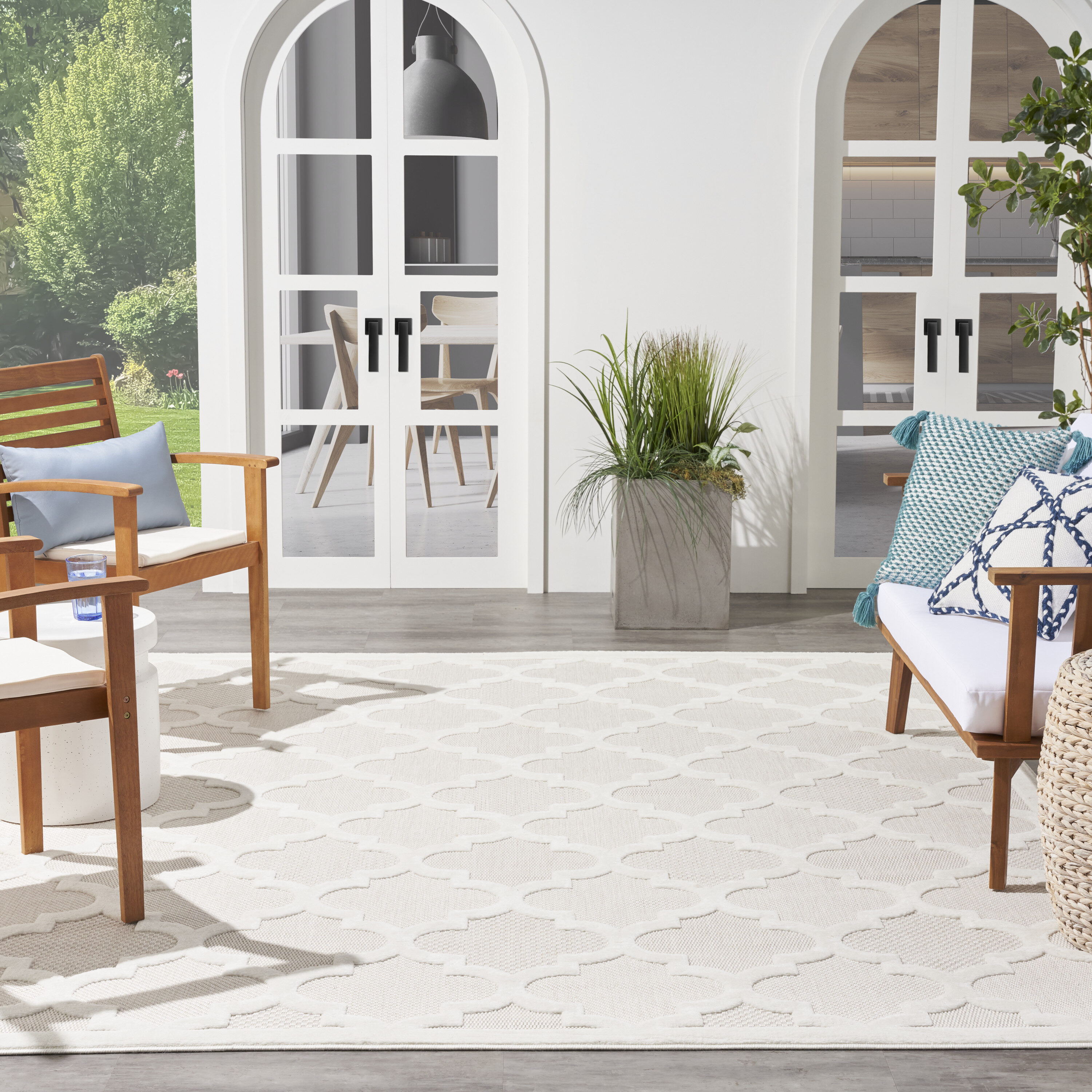 Ivory and White Synthetic Trellis Flat Woven 7' x 10' Rug