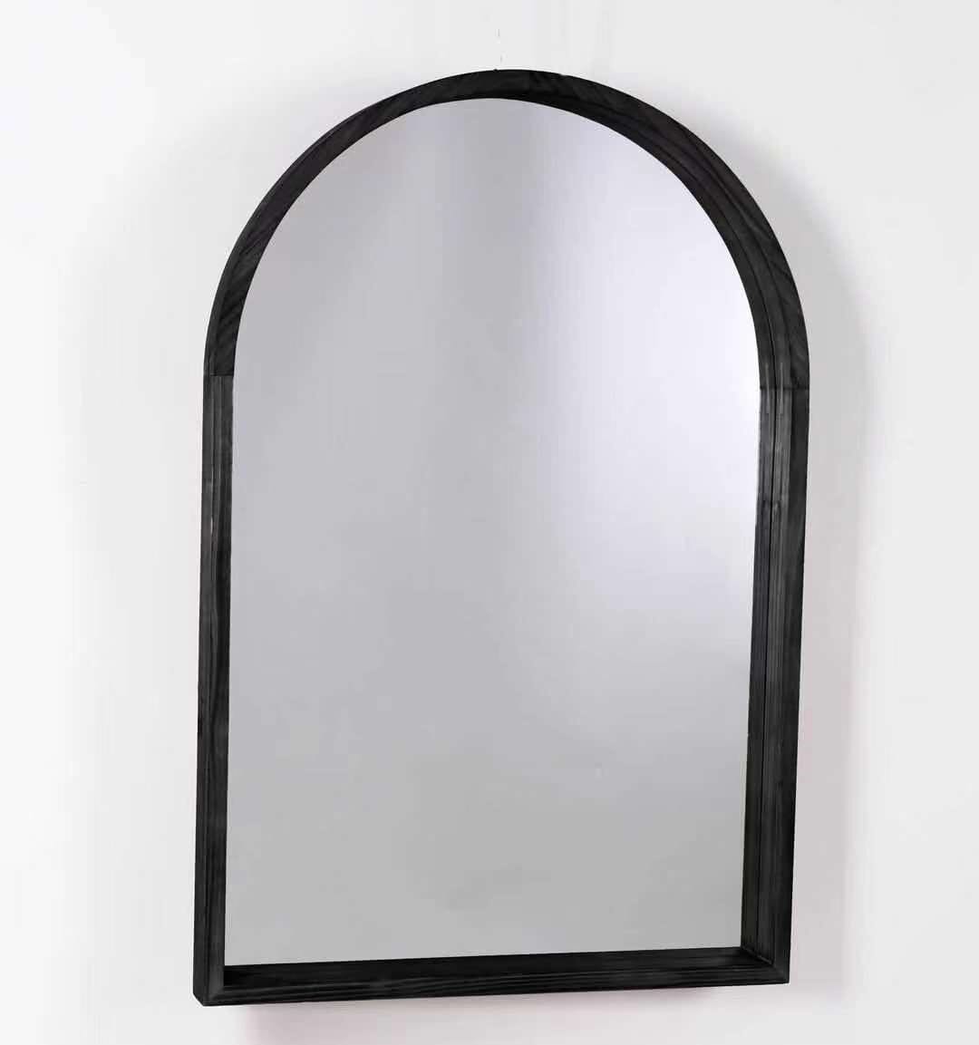 Gương tường kiểu vòm này sẽ làm cho bất kỳ căn phòng nào trở nên sang trọng và đẳng cấp. Với thiết kế hiện đại mà không kém phần cổ điển, chiếc gương này là điểm nhấn lý tưởng cho bức tường của bạn.