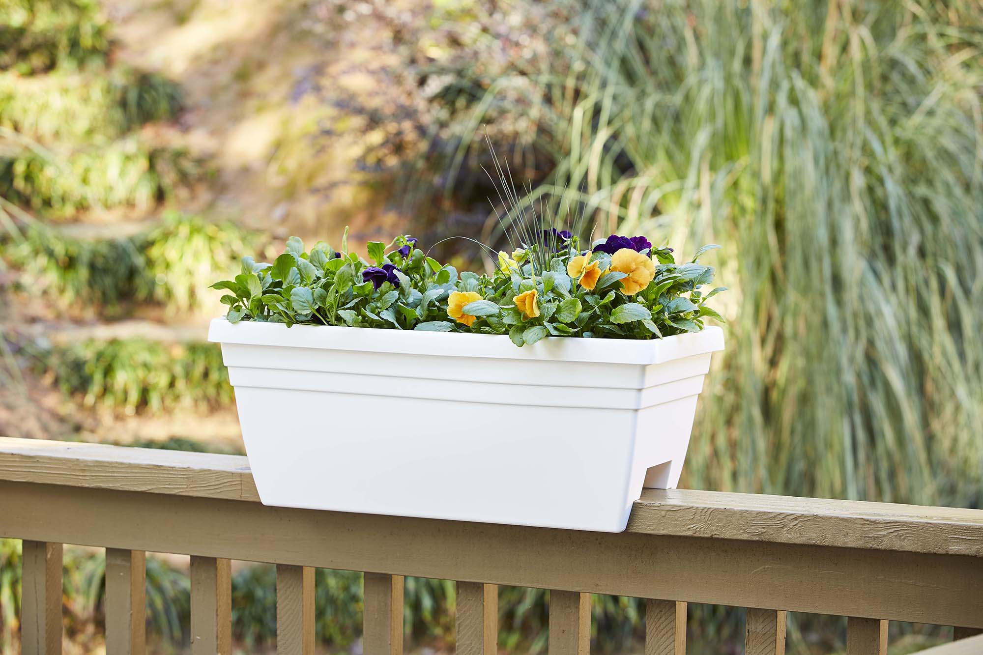 Southern Patio SR2406WH Round 9.38-in W x 9.63-in H x White Resin Outdoor Railing planter