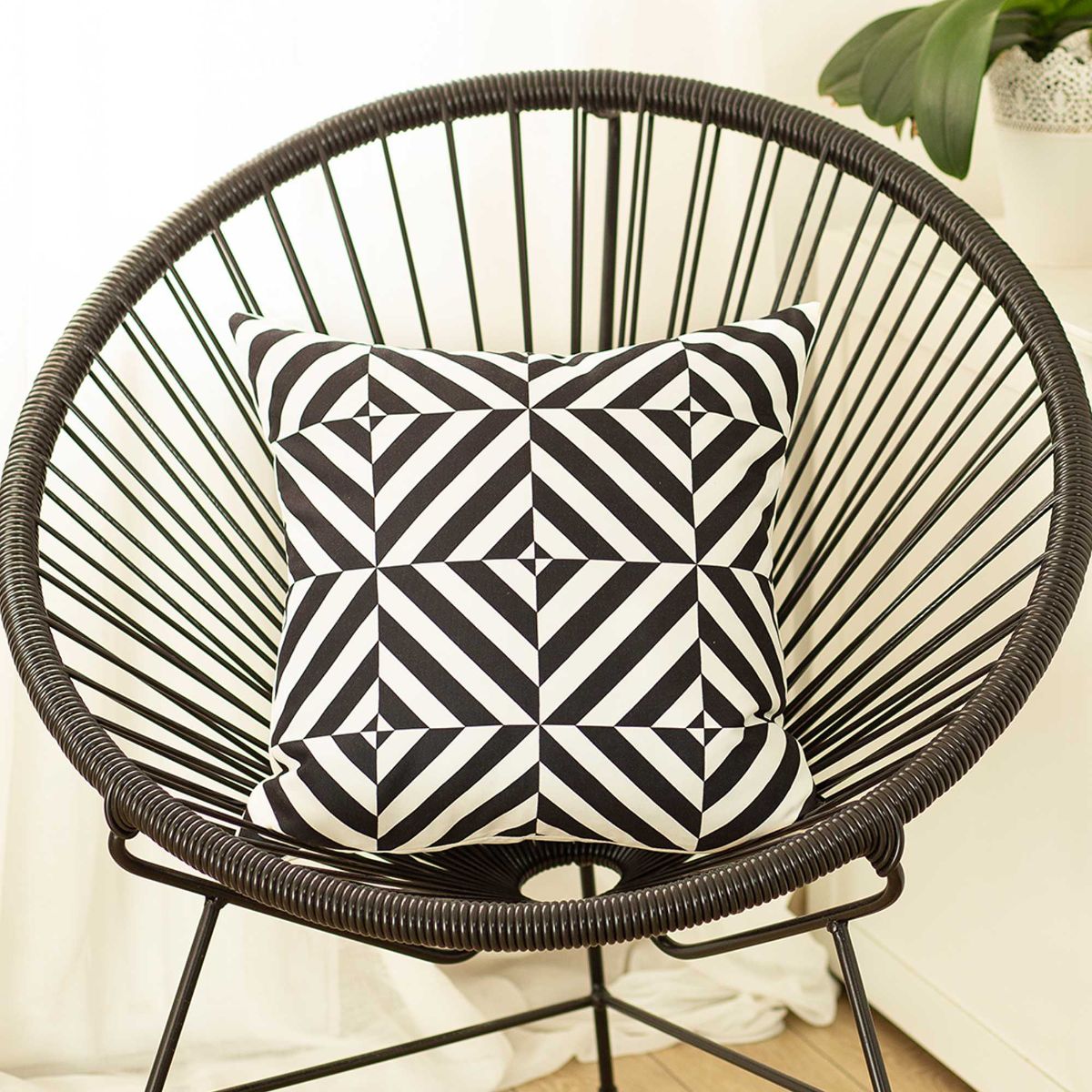HomeRoots 355471 Josephine 18-in x 18-in Black and White Indoor Decorative Cover