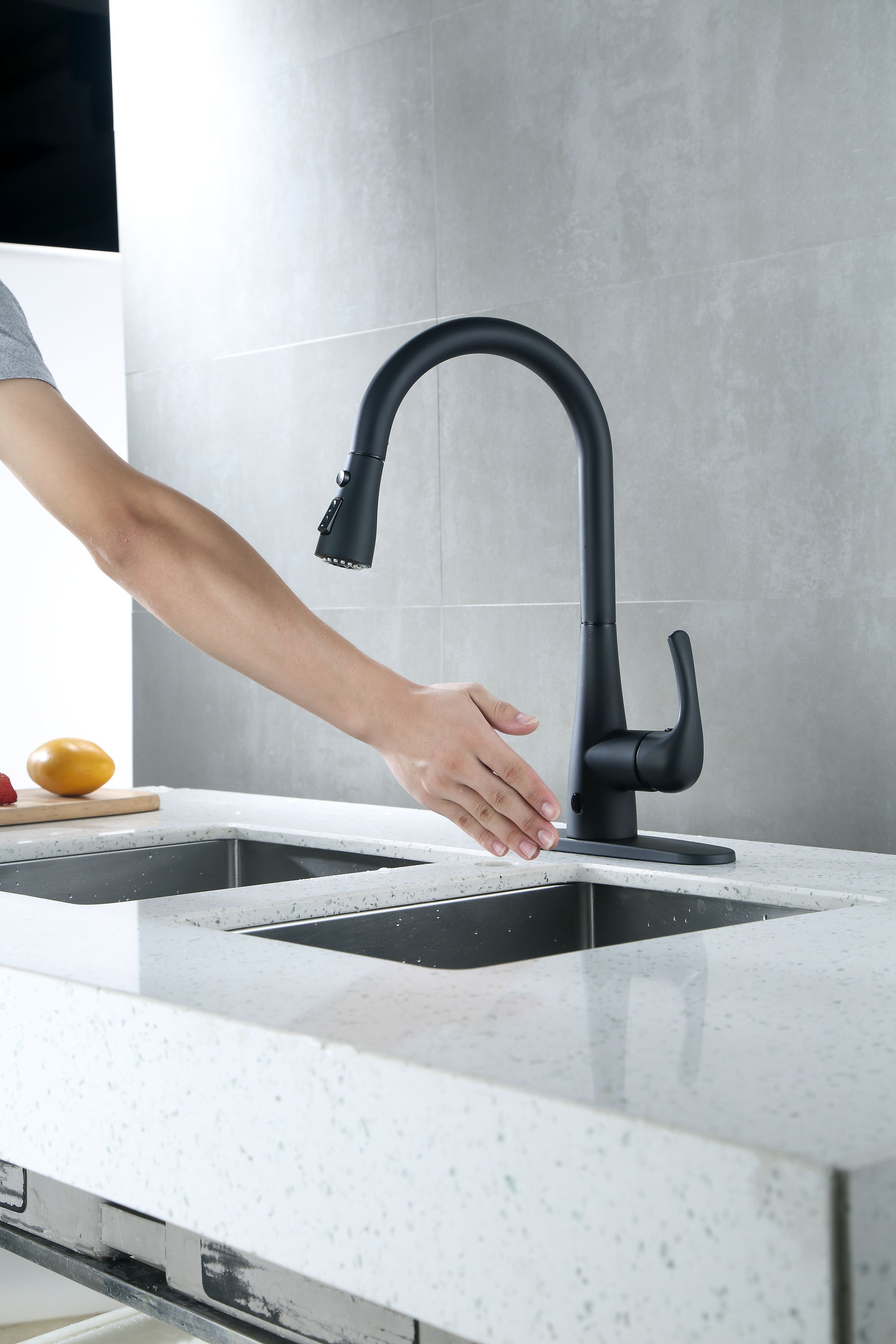 Leeds Matte Black Stainless Steel Pull-Down Kitchen Faucet