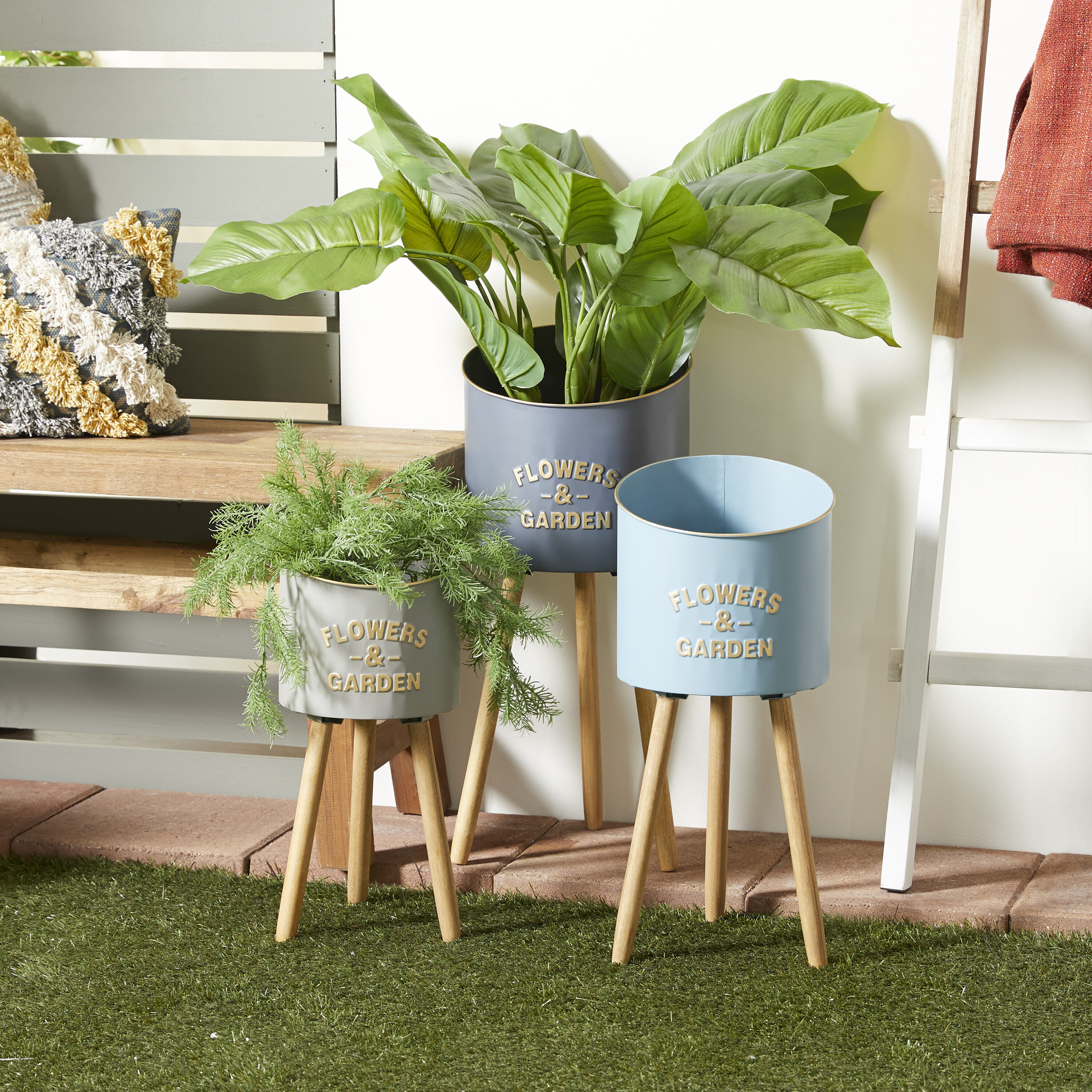 Grayson Lane 92194 3 -Pack Round 10.55 W Medium Multiple colors/finishes Metal Farmhouse Indoor/Outdoor Planter Stand Included