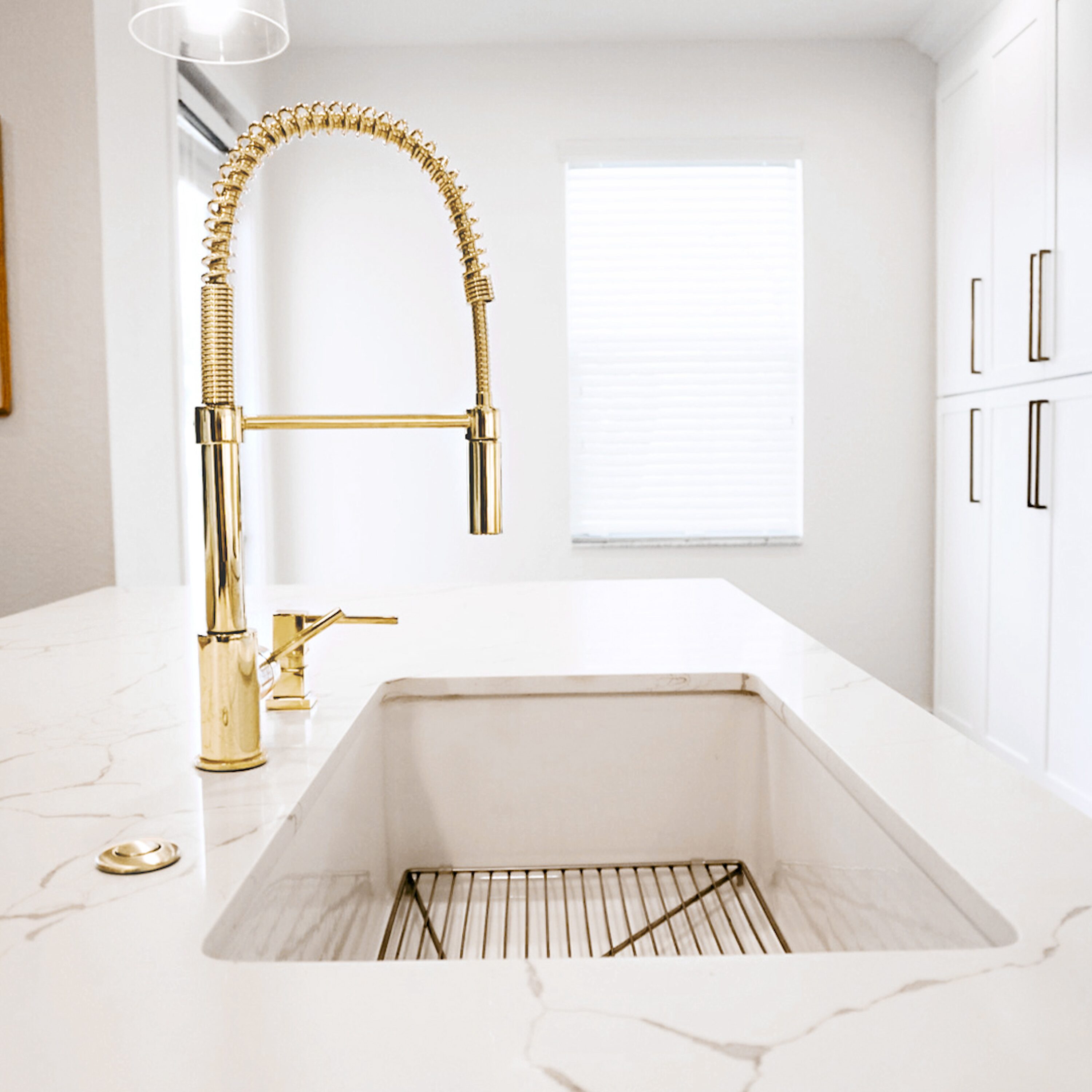 Polished Gold Stainless Steel Kitchen Faucet with Pull-out Spray