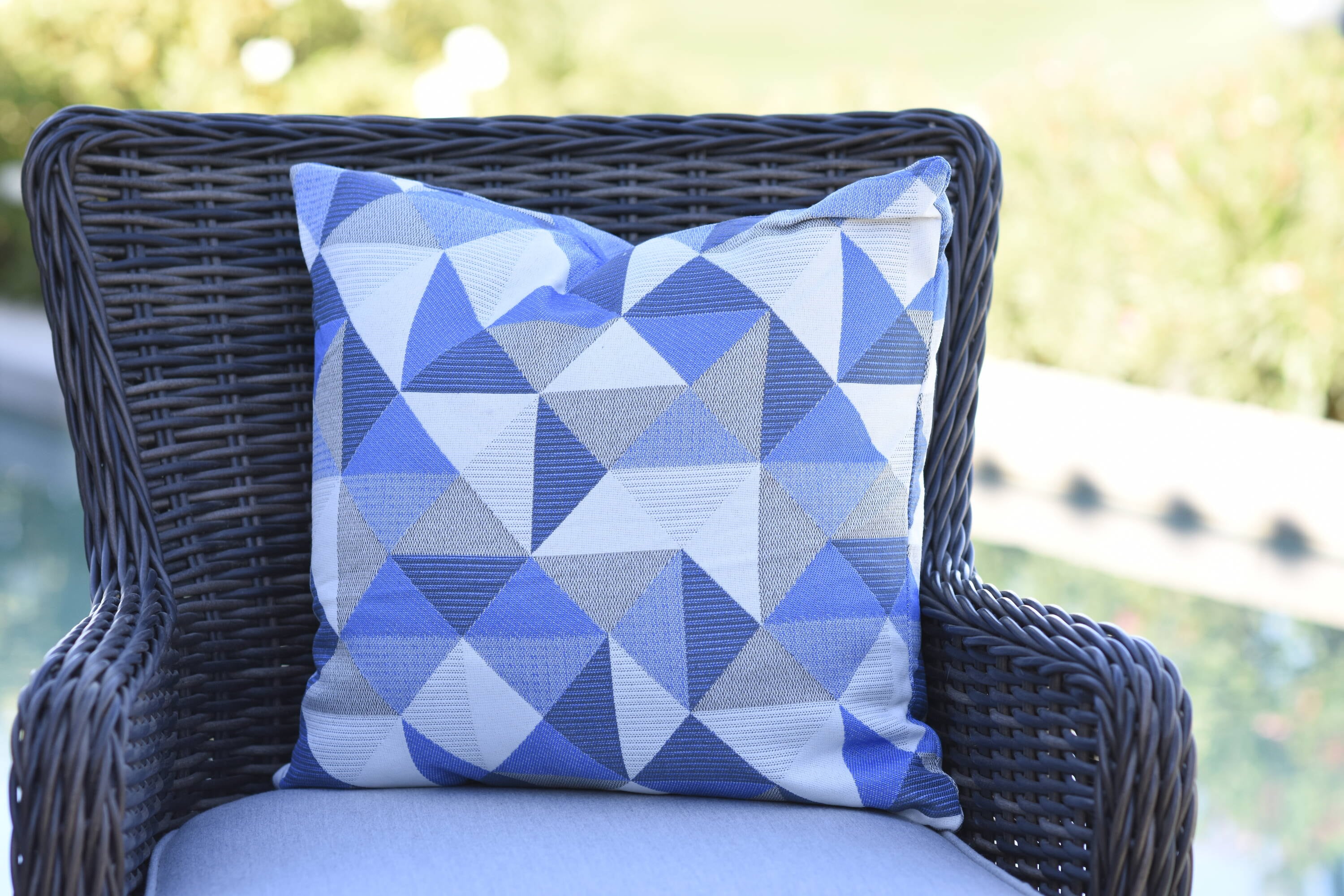 Jaipur Chesa Perdita Indoor/Outdoor Lumbar Pillow- Dark Blue