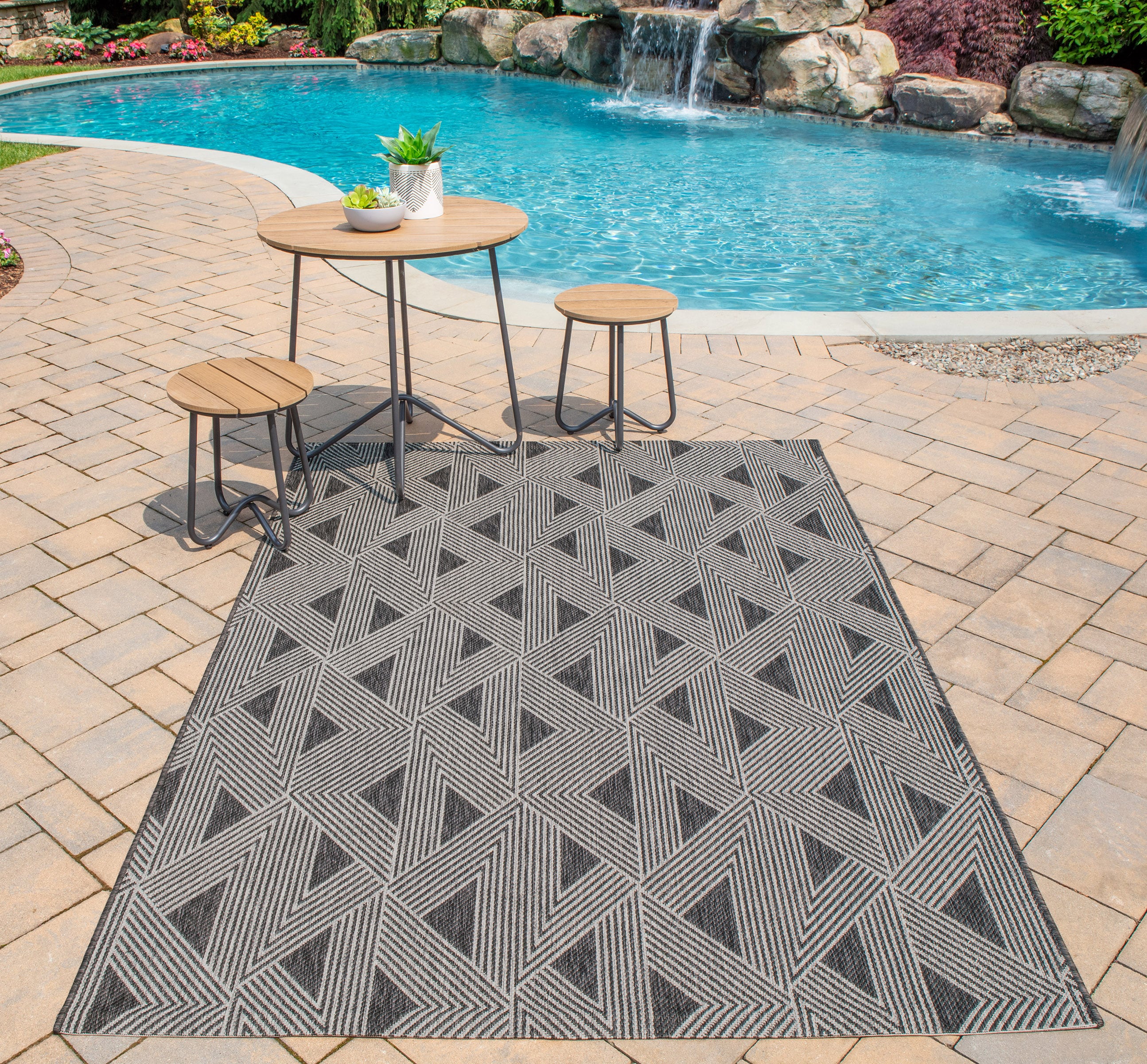Momeni VILLAVI-06CHR2060 2 x 6 (ft) Loomed Polypropylene Charcoal Rectangular Indoor/Outdoor Runner rug
