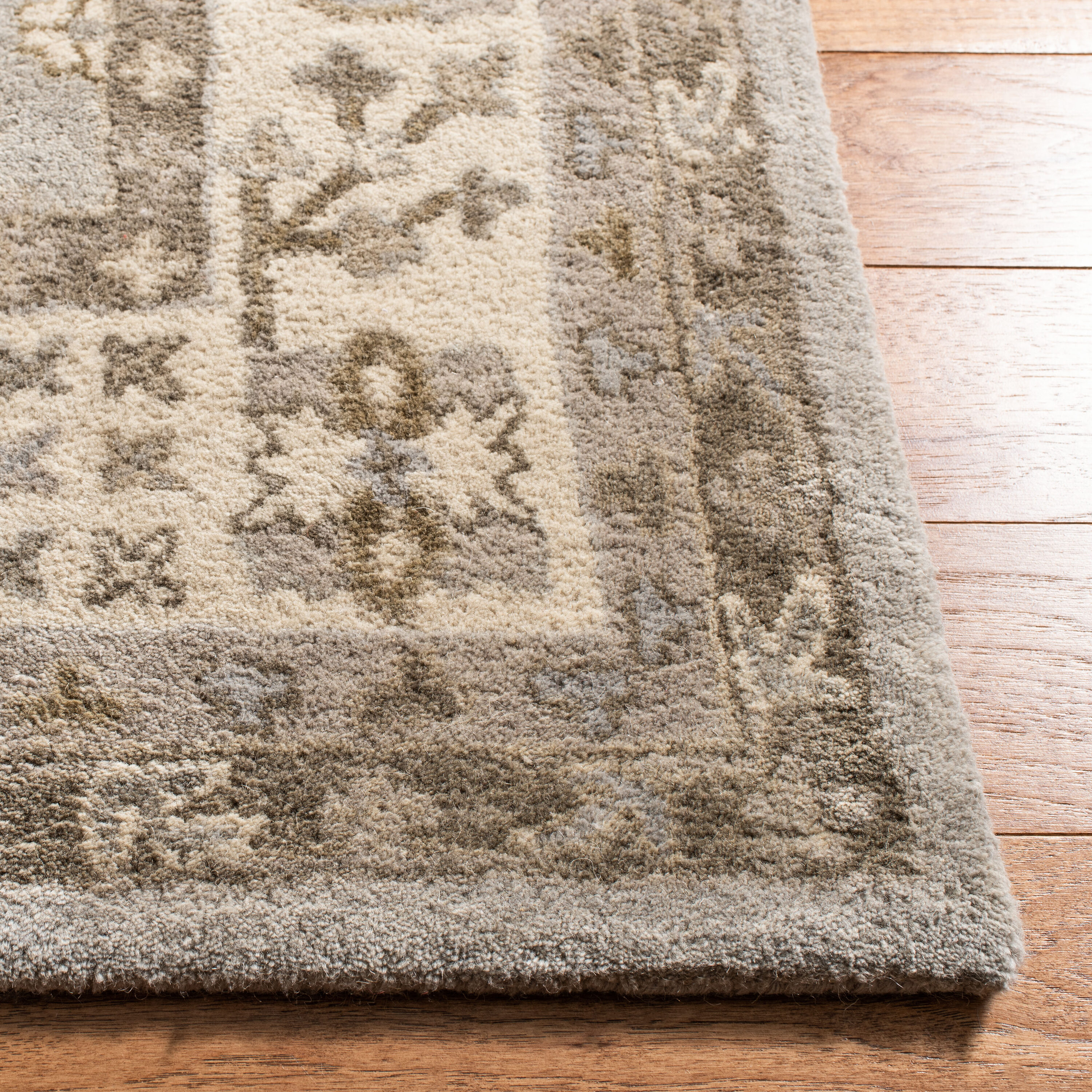 Safavieh ROY633A-4 rugs - View #2