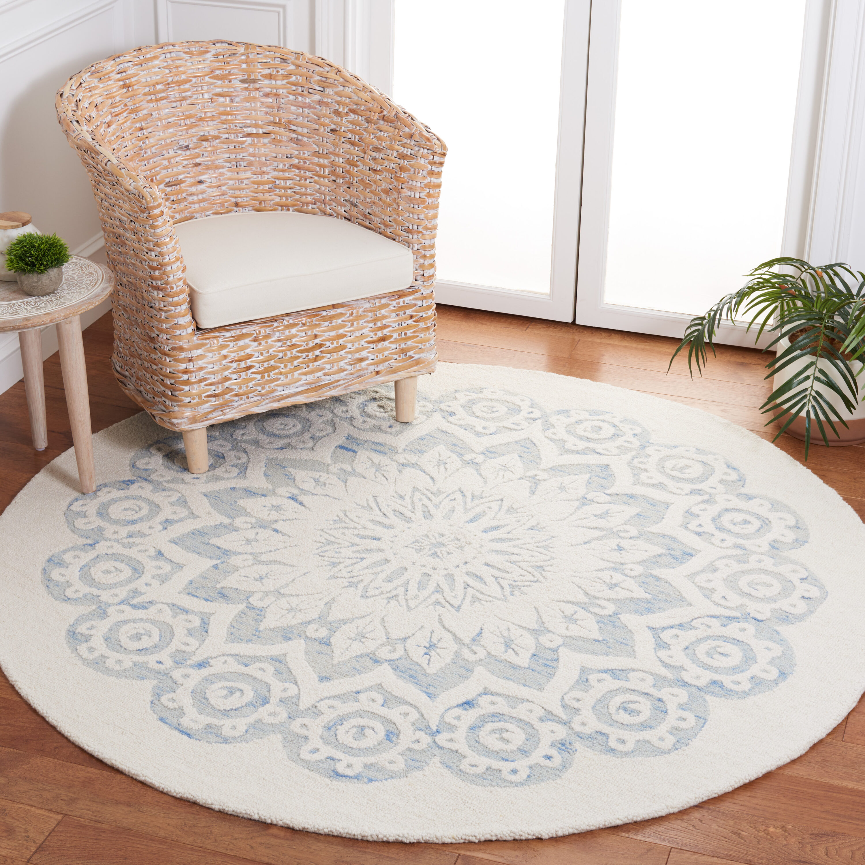 Safavieh BLM108M-6R Blossom 108 Ivory/Blue Transitional 6ft x 6ft Round Rug