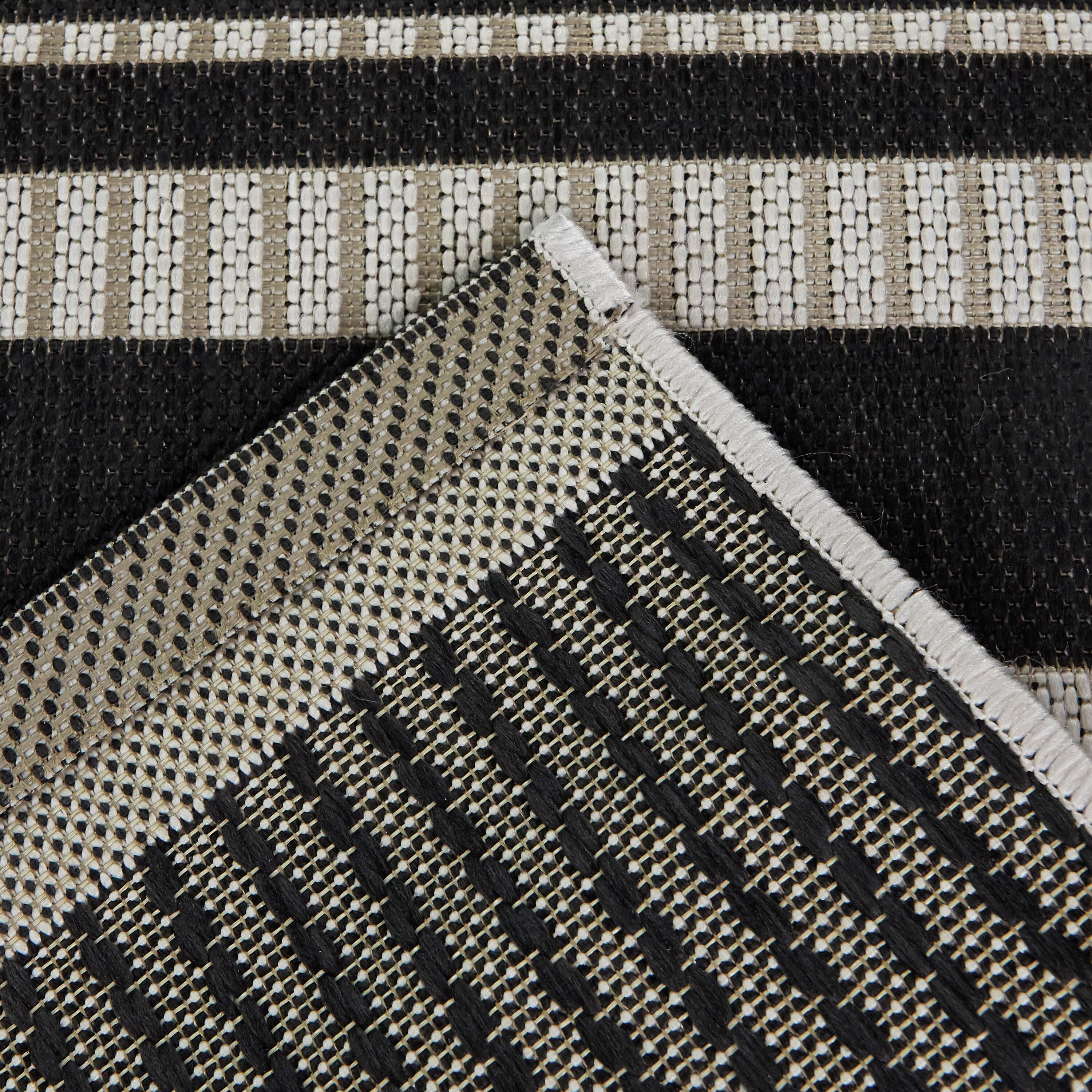 Charcoal and Beige Geometric Synthetic Indoor/Outdoor Rug 5'3" x 7'