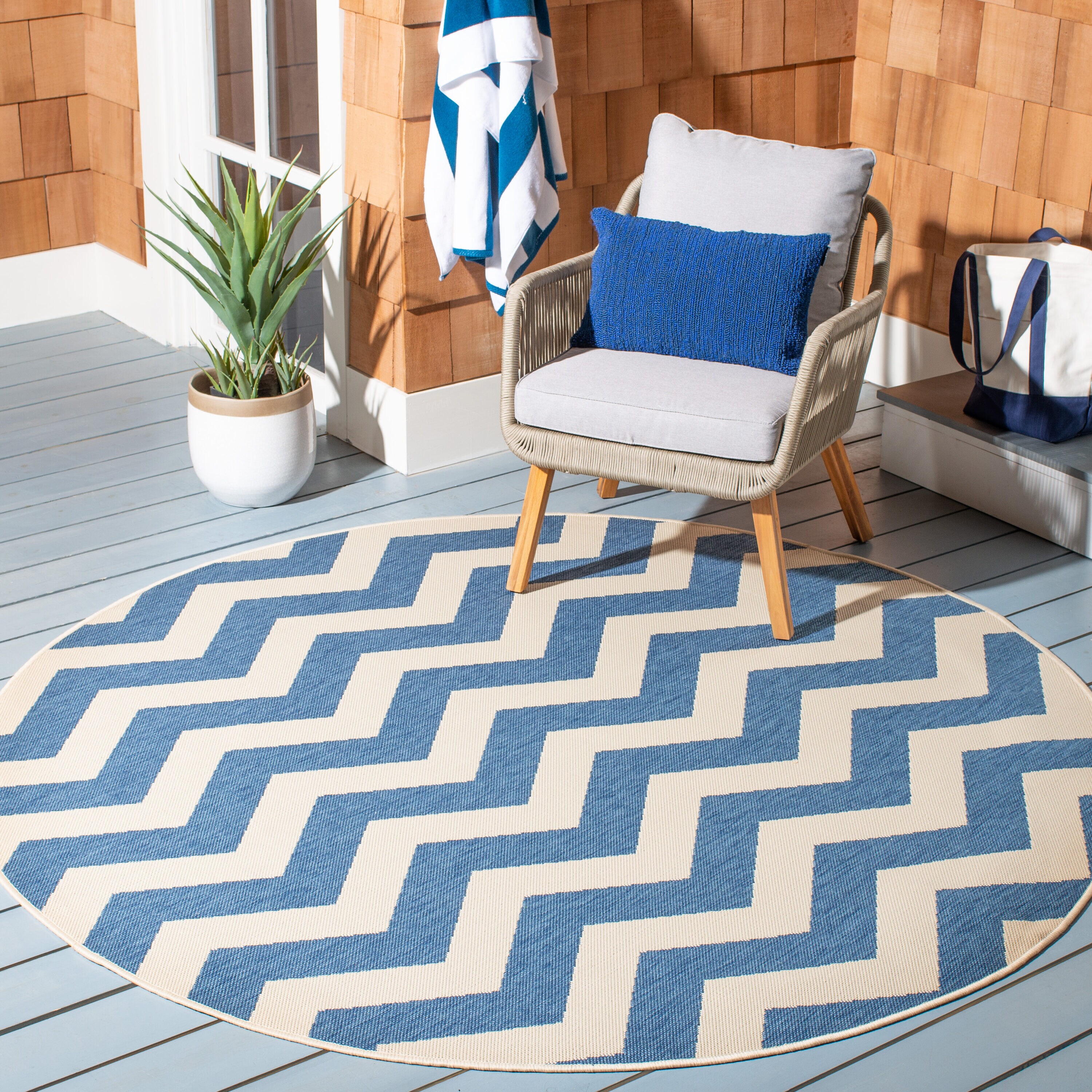 Safavieh CY6245-243-7R Courtyard Kula 7 x 7 (ft) Loomed Polypropylene Blue/Beige Round Indoor/Outdoor Chevron Coastal Area rug