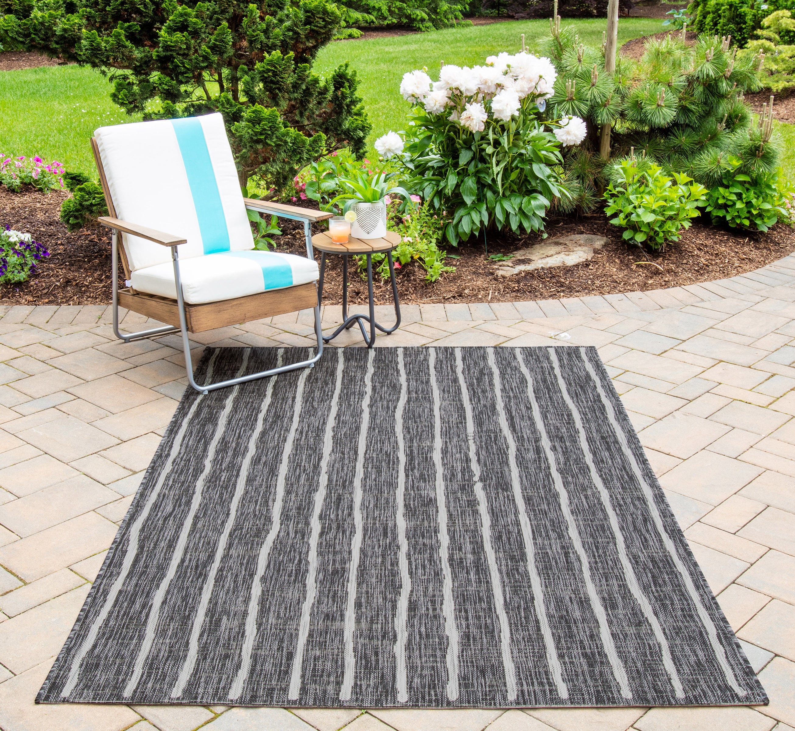 Momeni VILLAVI-03CHR2030 2 x 3 (ft) Loomed Polypropylene Charcoal Rectangular Indoor/Outdoor Wash with water Area rug