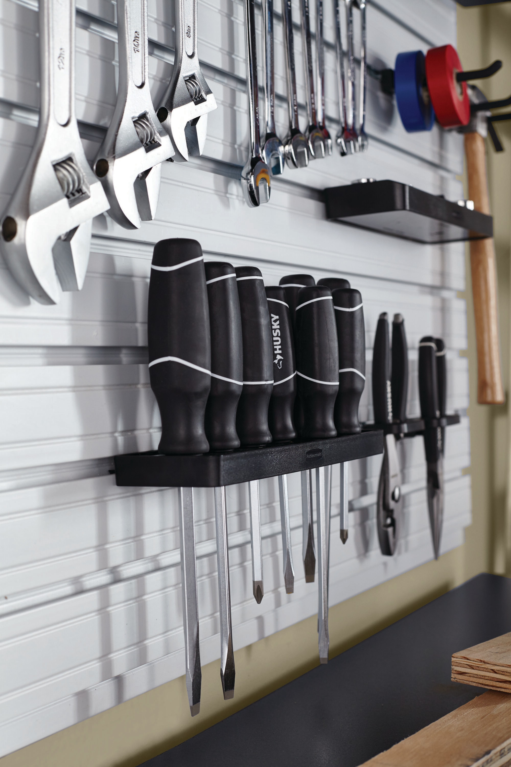  Rubbermaid 20-Piece FastTrack Garage Wall-Mounted