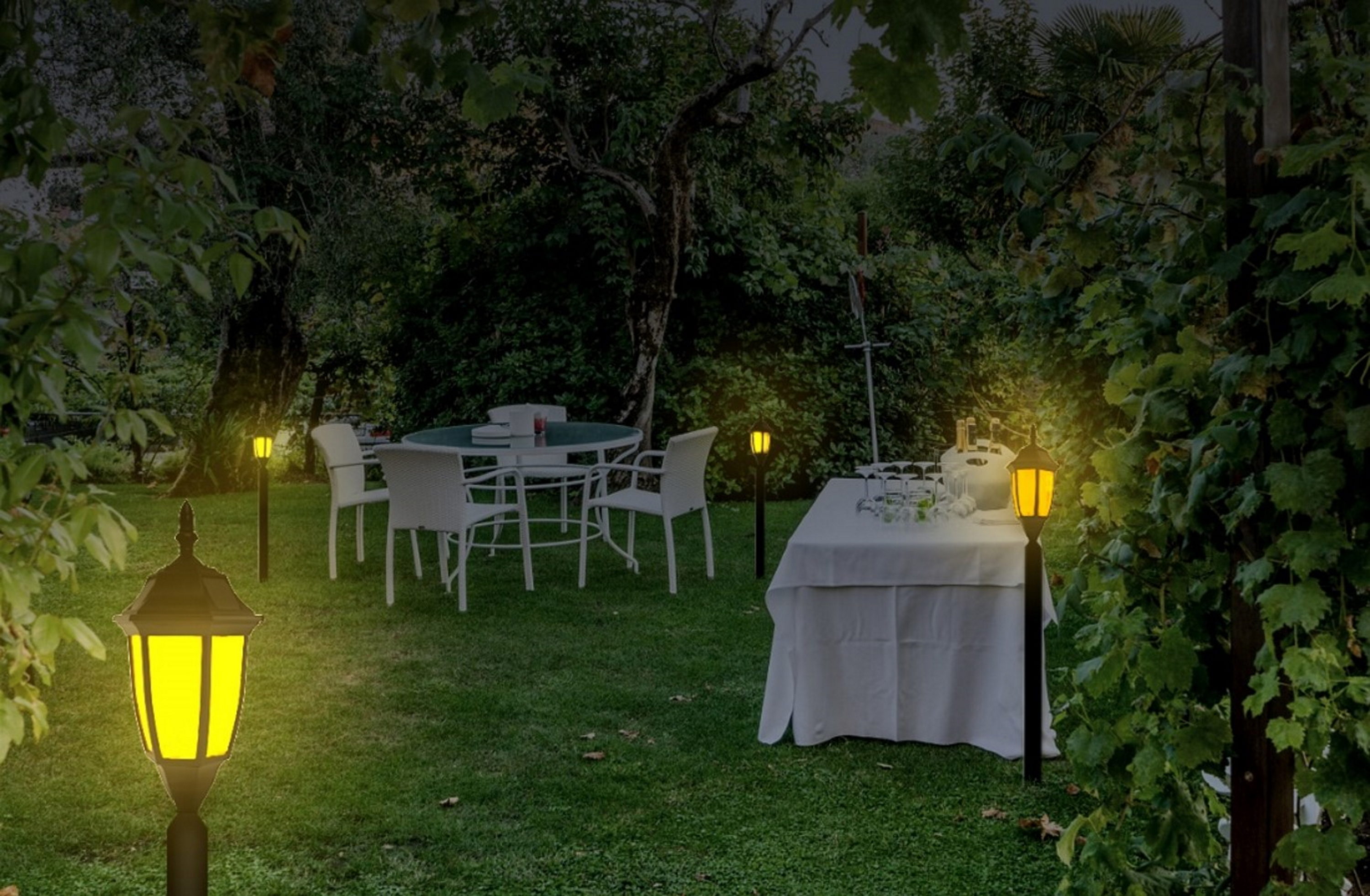 Black Solar LED Pathway Light with Amber and White Modes
