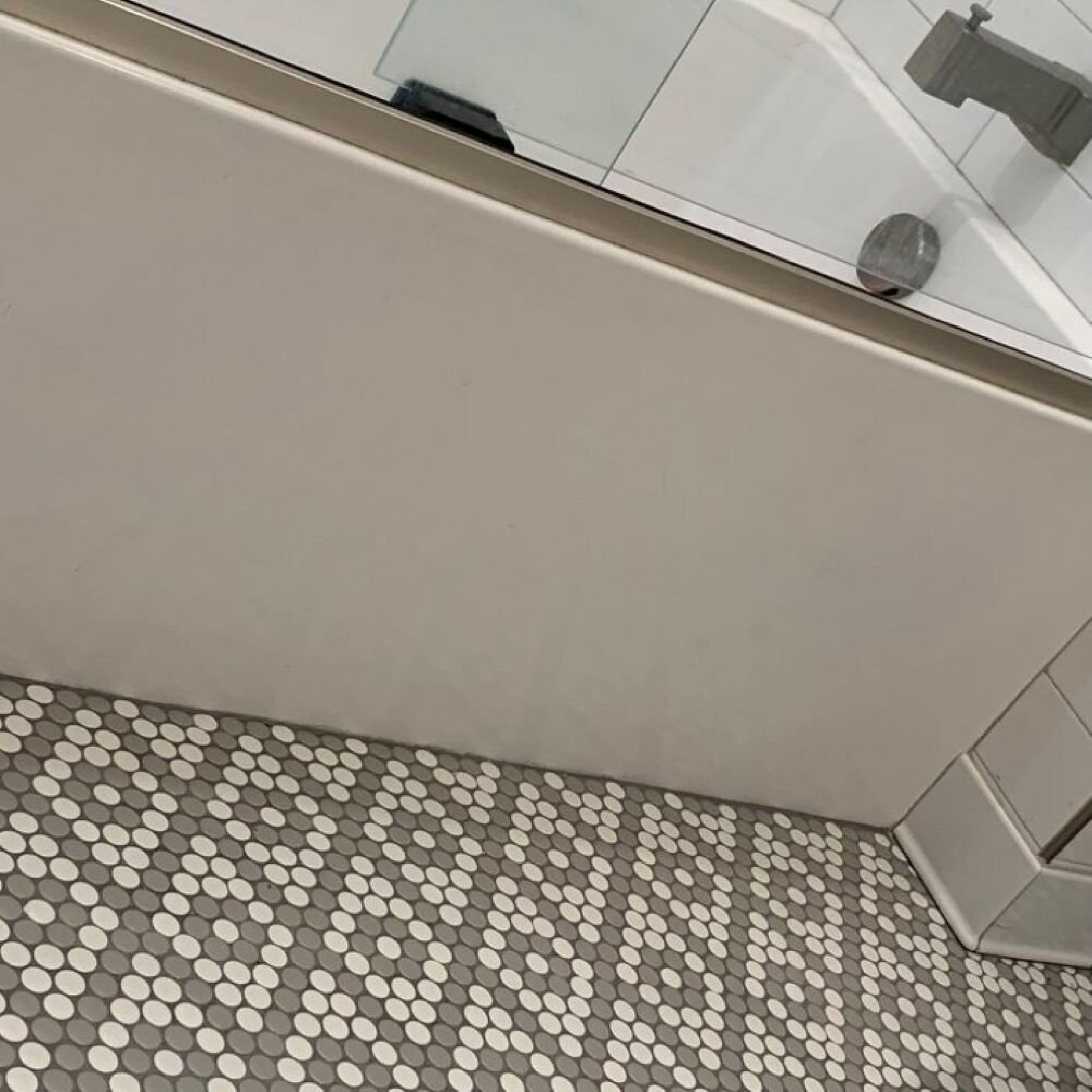 Splash Mosaic Tile Cascade White and Black 9-in x 10-in Glazed Porcelain  Penny Round Floor and Wall Tile (3.125-sq. ft/ Carton) in the Tile  department at