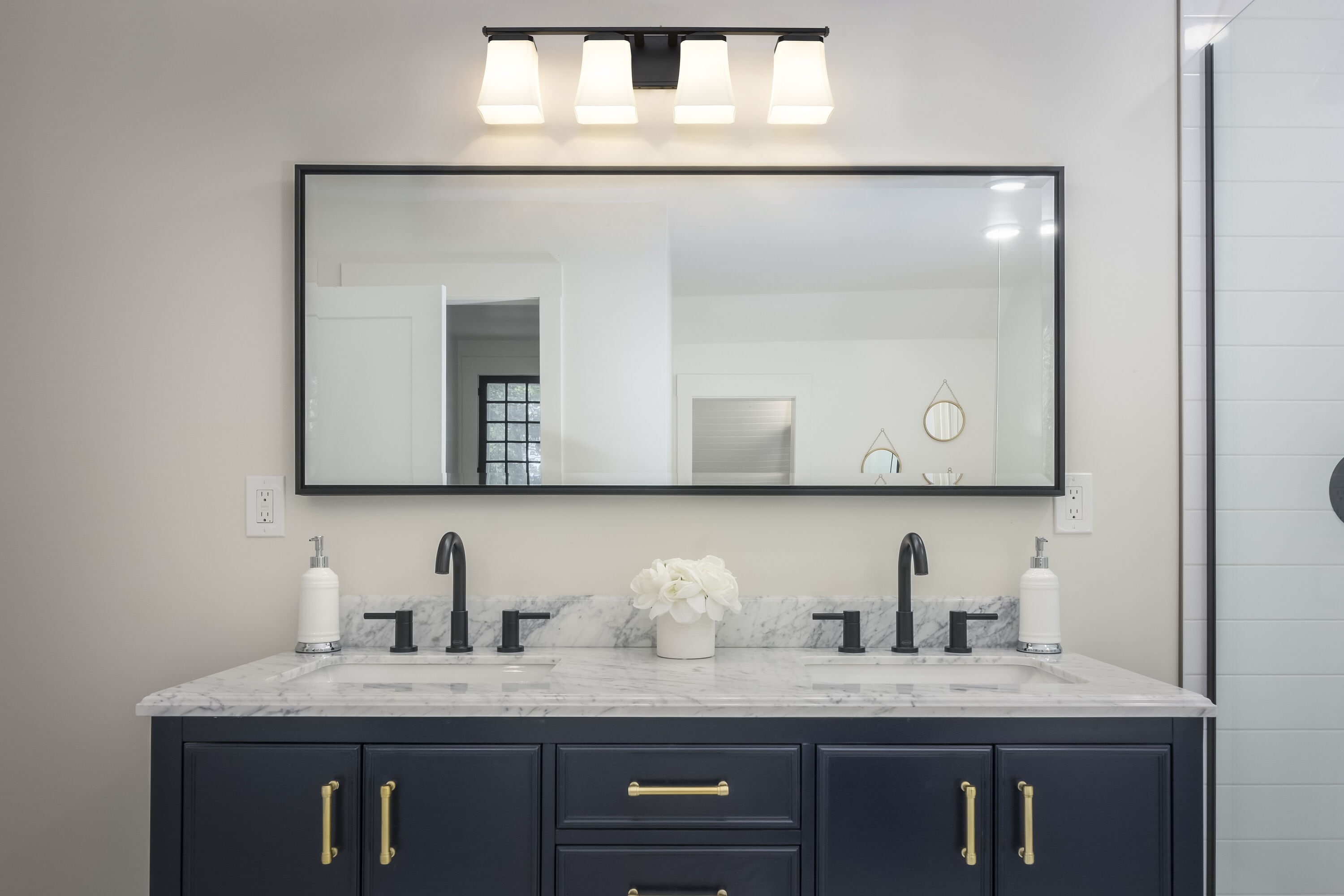 Z-Lite Darcy 28-in 4-Light Matte Black Farmhouse Vanity Light in the ...