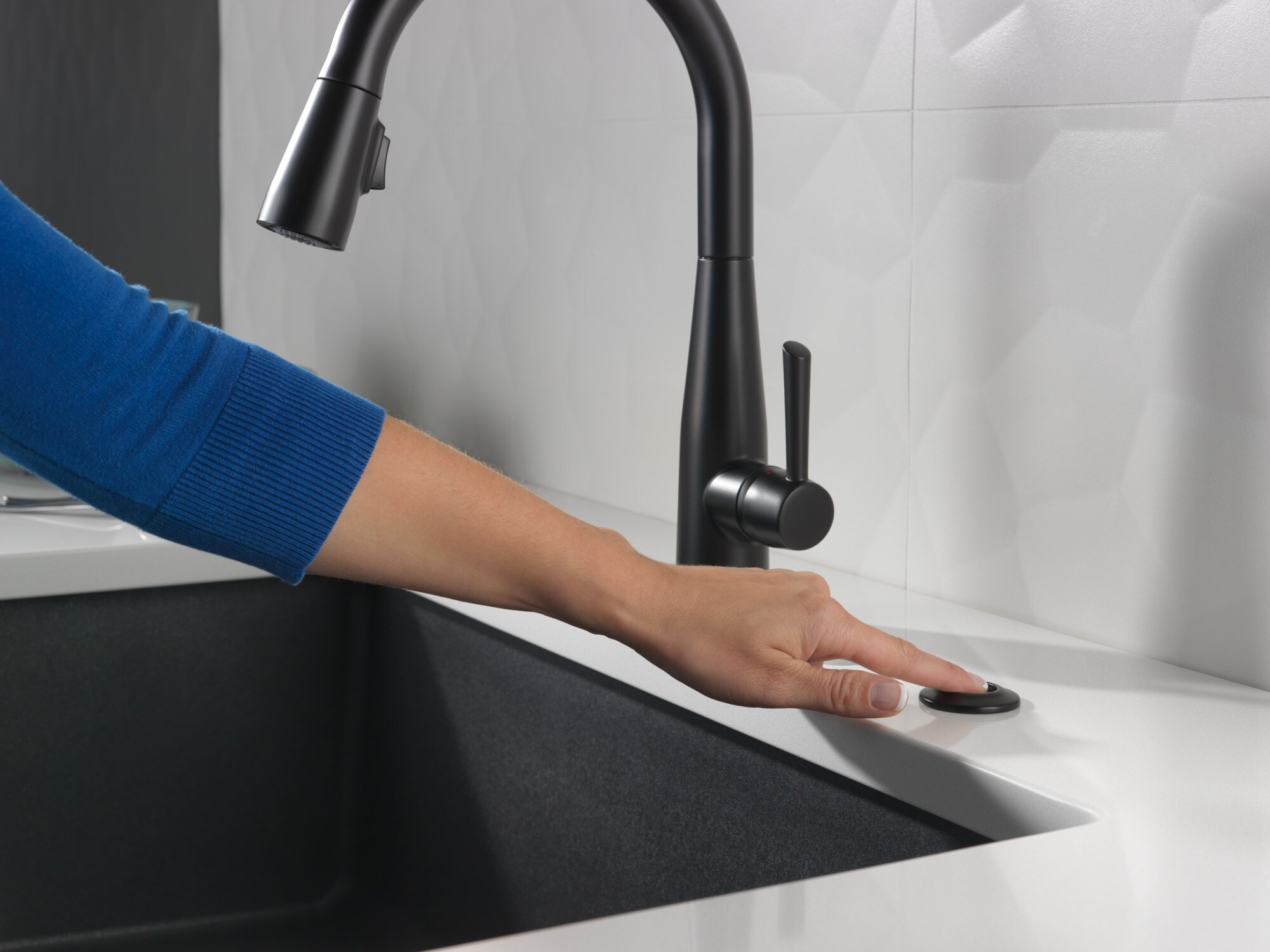 Matte Black Pull-Down Single Handle Kitchen Faucet
