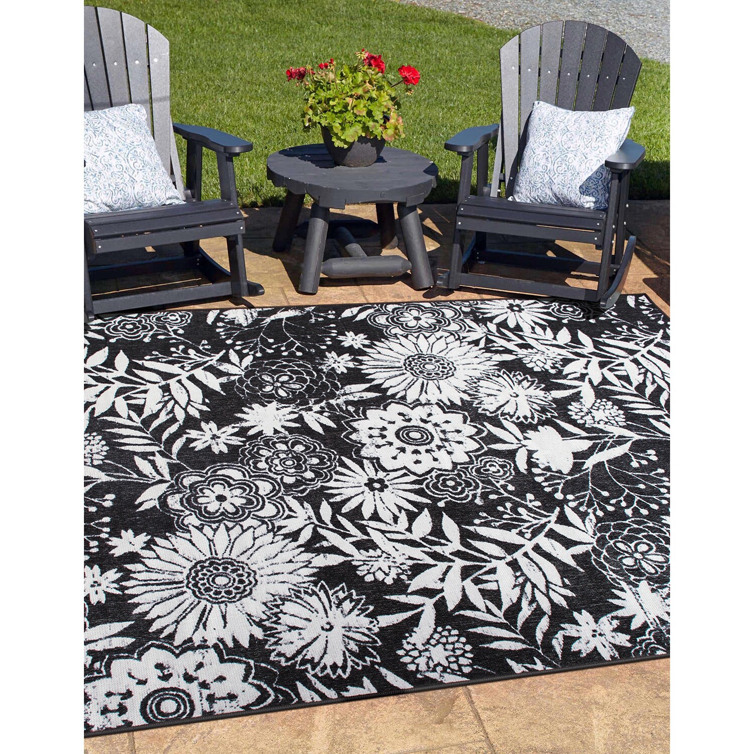 Gray and White Floral Synthetic 5' x 7' Indoor/Outdoor Area Rug