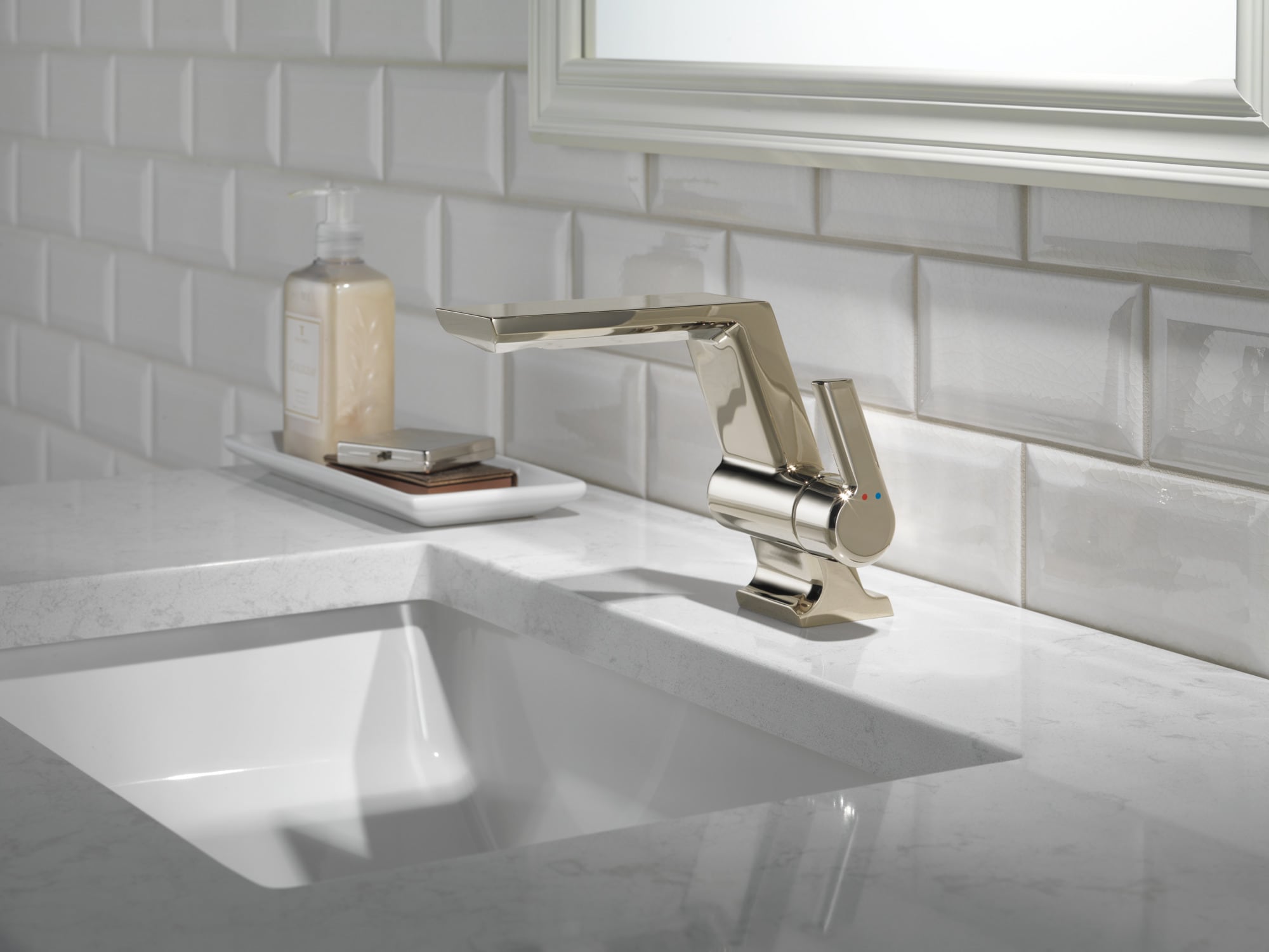 Modern Pivotal Single Hole Nickel Bathroom Faucet with Ceramic Disc