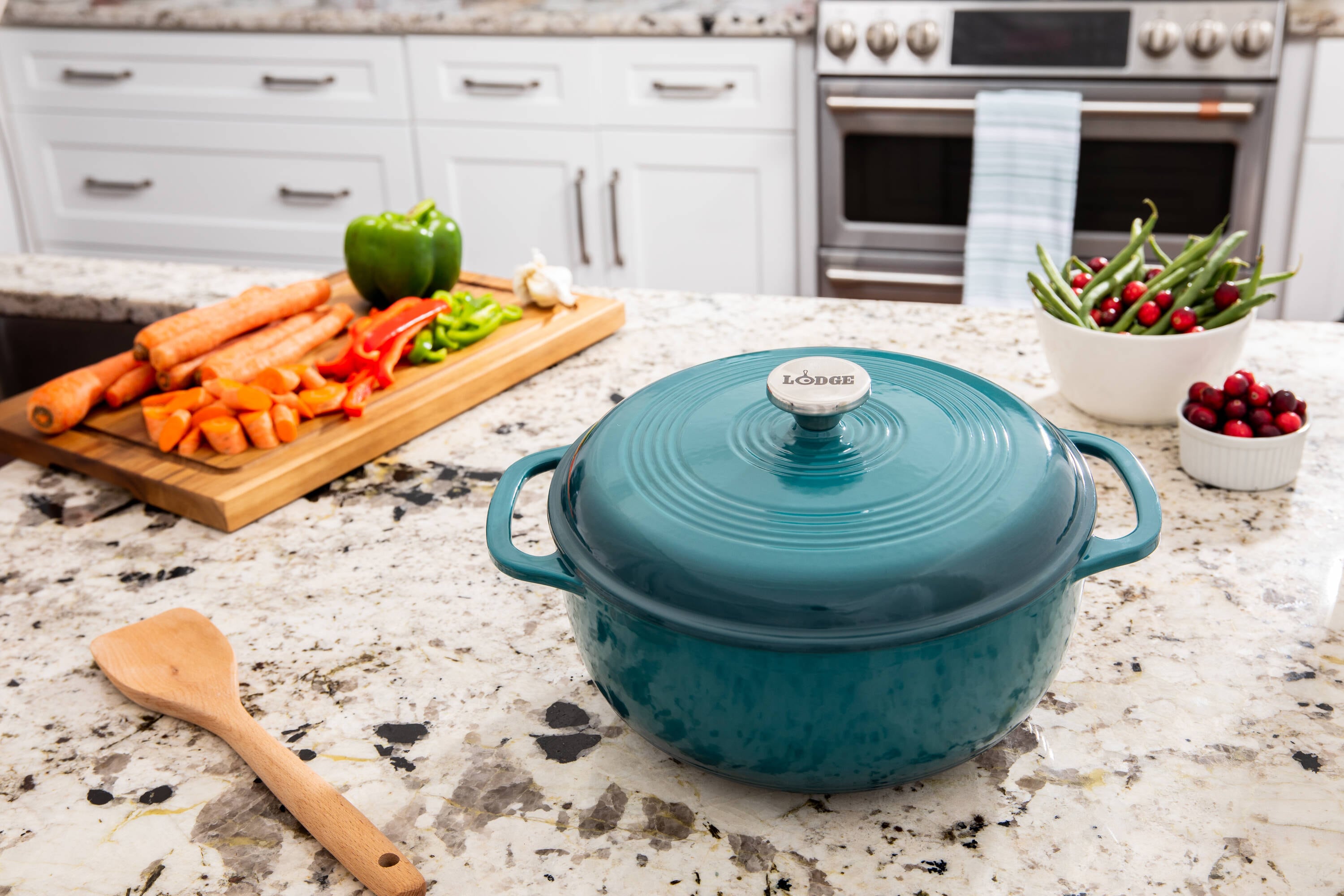 Lodge Cast Iron 6 Quart Enameled Cast Iron Dutch Oven in Lagoon - Ideal for  Slow-Roasting, Simmering, and Baking - Blue
