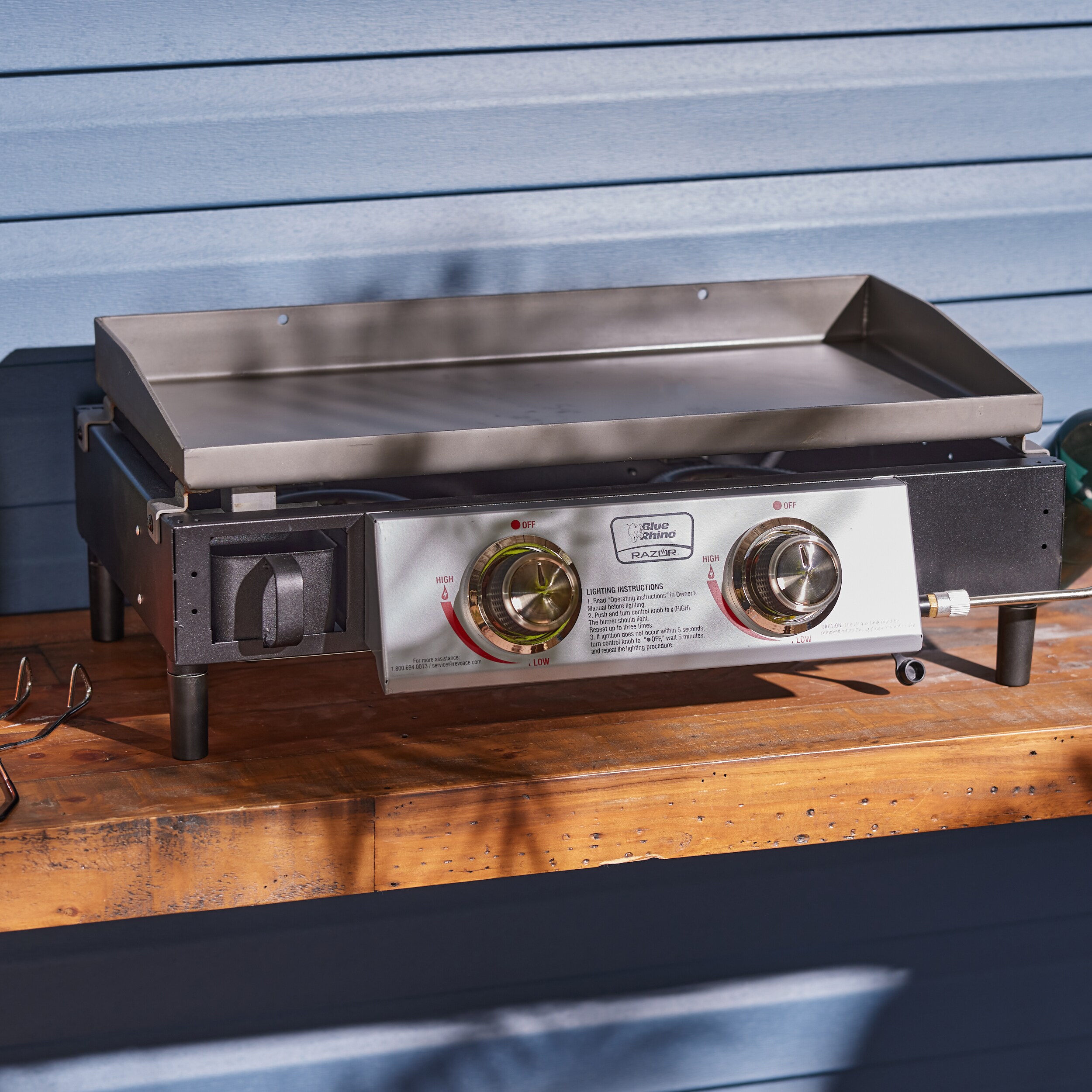 Blue Rhino Razor 2-Burner Liquid Propane Flat Top Grill in the Flat Top ...