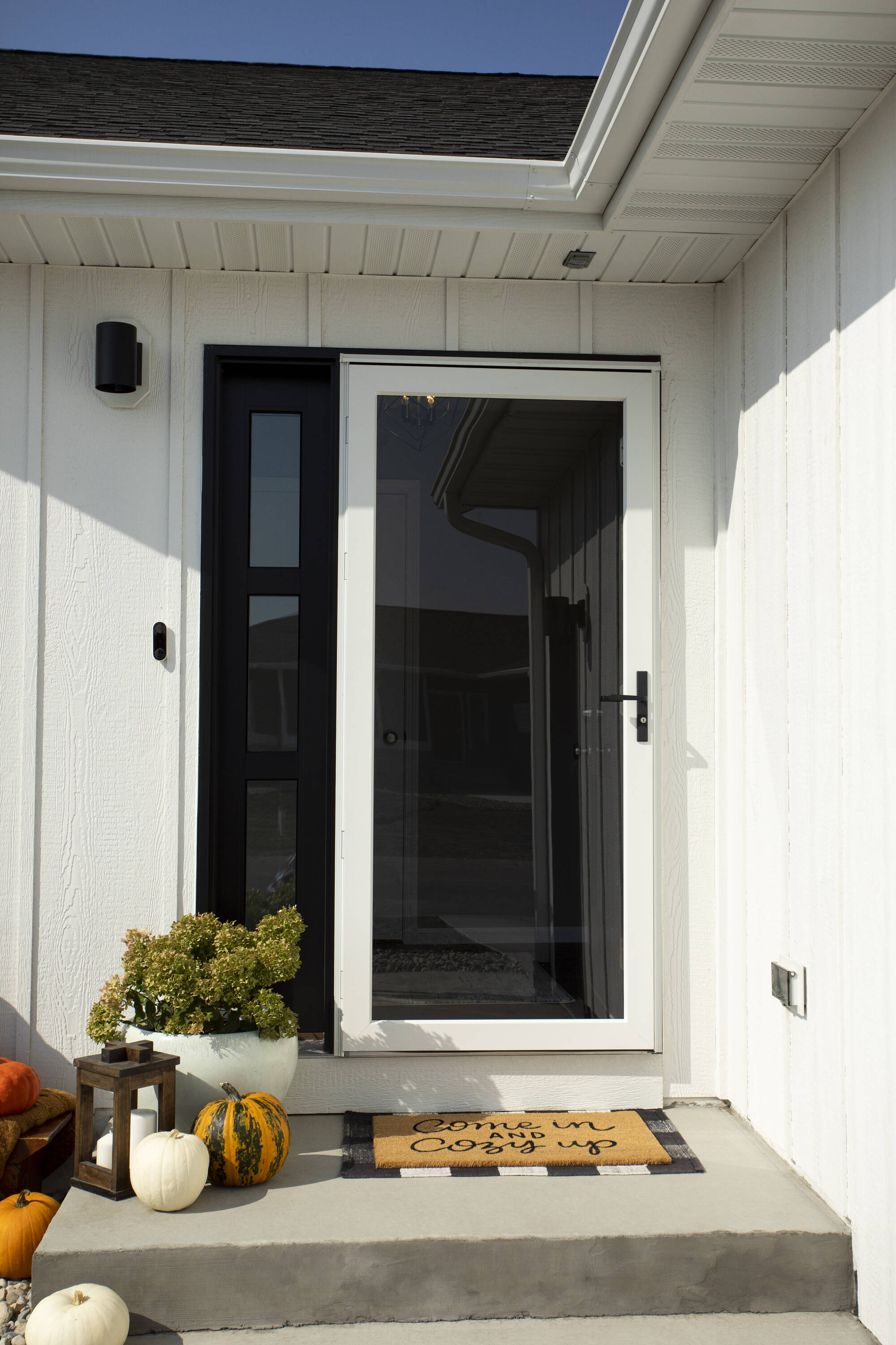 Platinum Secure Glass 36-in x 81-in White Linen Full-view Aluminum Storm Door Right-Hand Outswing | - LARSON 44904362L