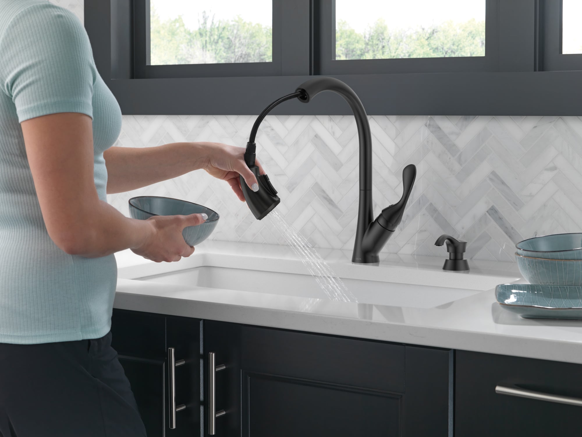 Delta Ashton Matte Black Single Handle Pull-down Kitchen Faucet with ...