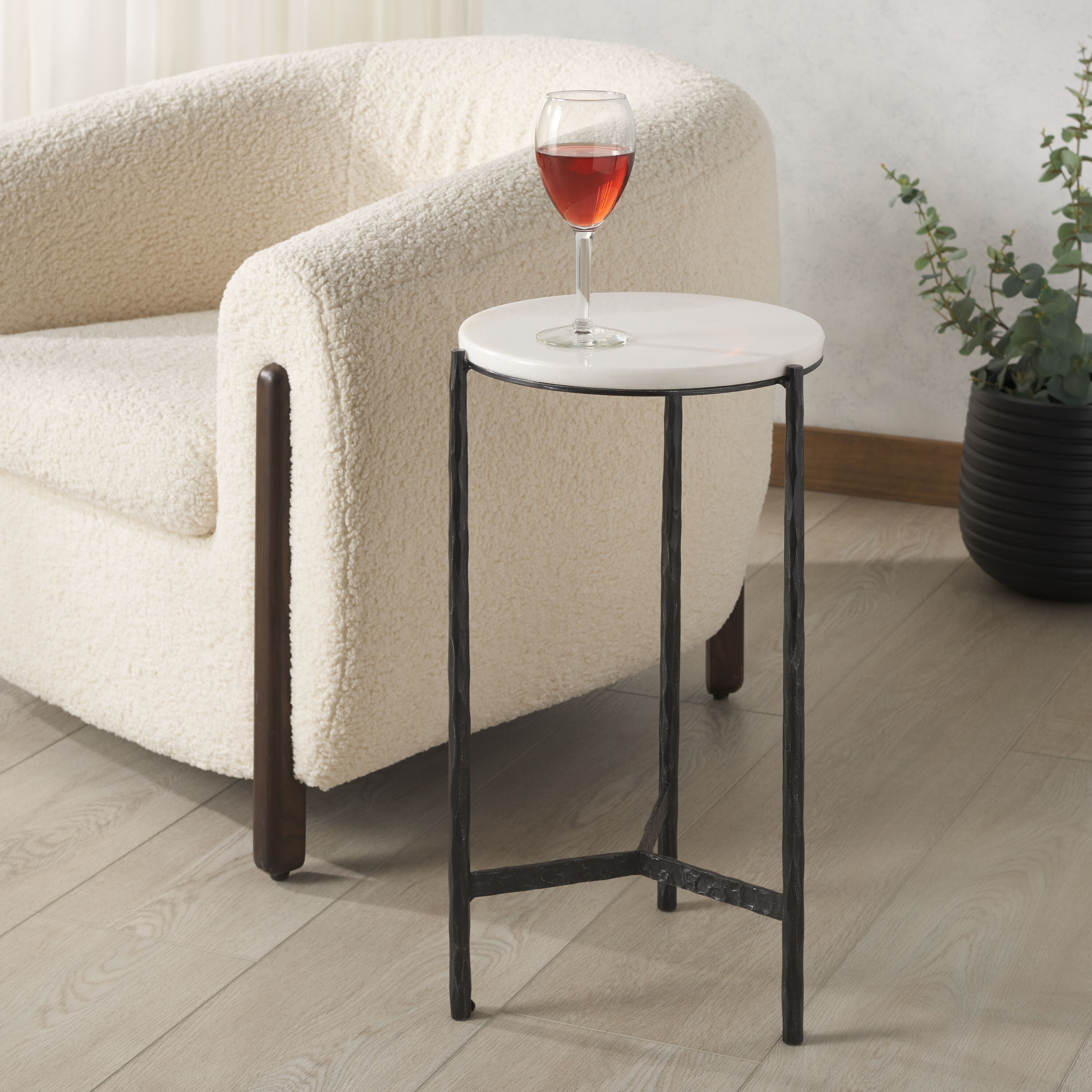 Safavieh SFV9531B Tauri Forged Metal Round Accent Table/Black/Clear