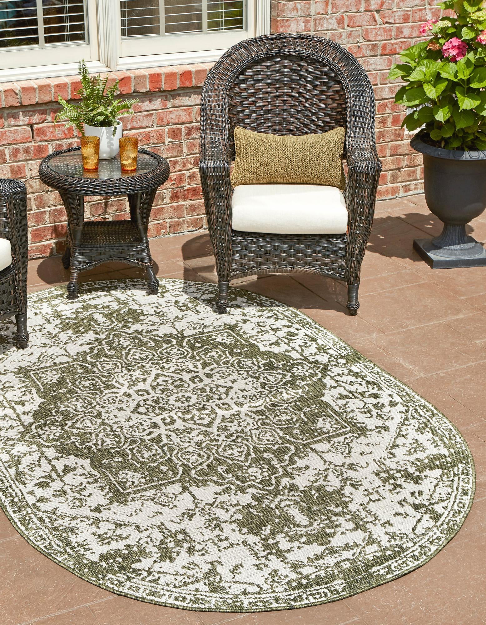 Unique Loom 3152269 Jill Zarin Outdoor 5 x 8 (ft) Loomed Polypropylene Green Oval Indoor/Outdoor Medallion Area rug