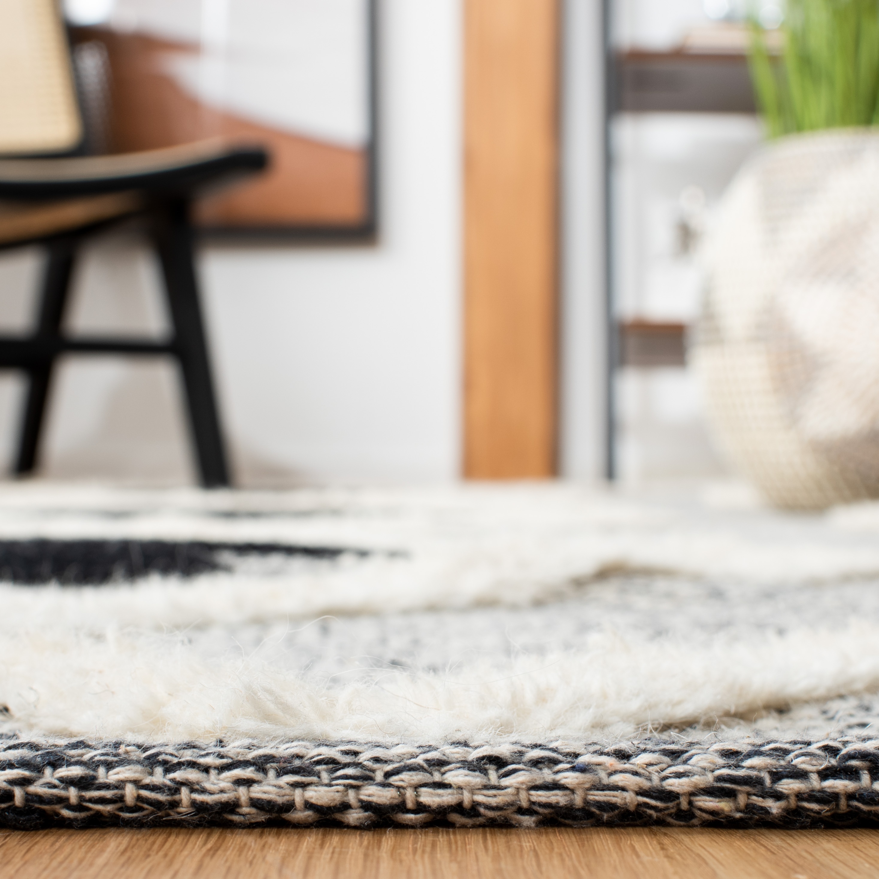 Black and Ivory Geometric Wool Hand-knotted Rug, 3' x 5'