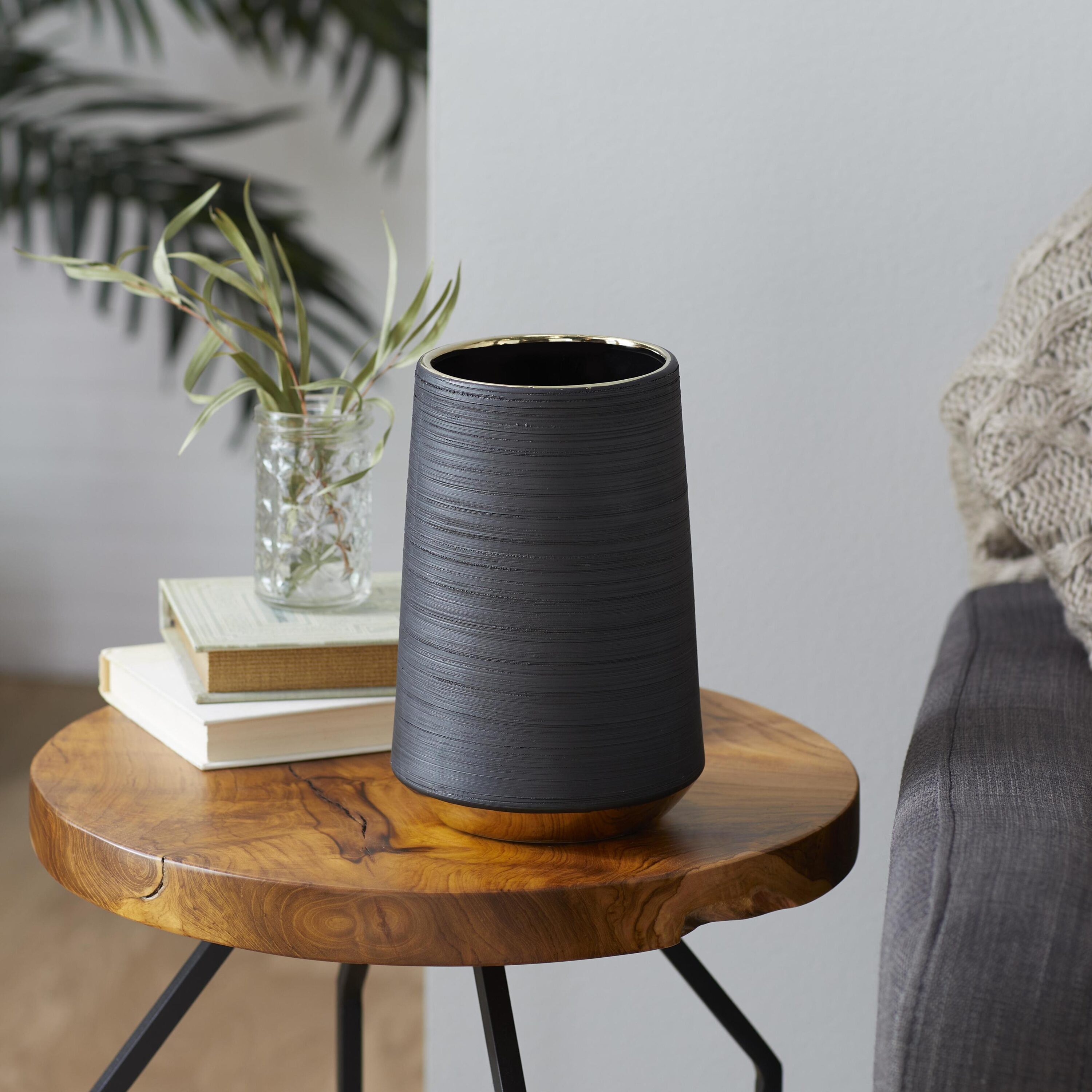 CosmoLiving by Cosmopolitan 74688 Black Porcelain Modern Vase