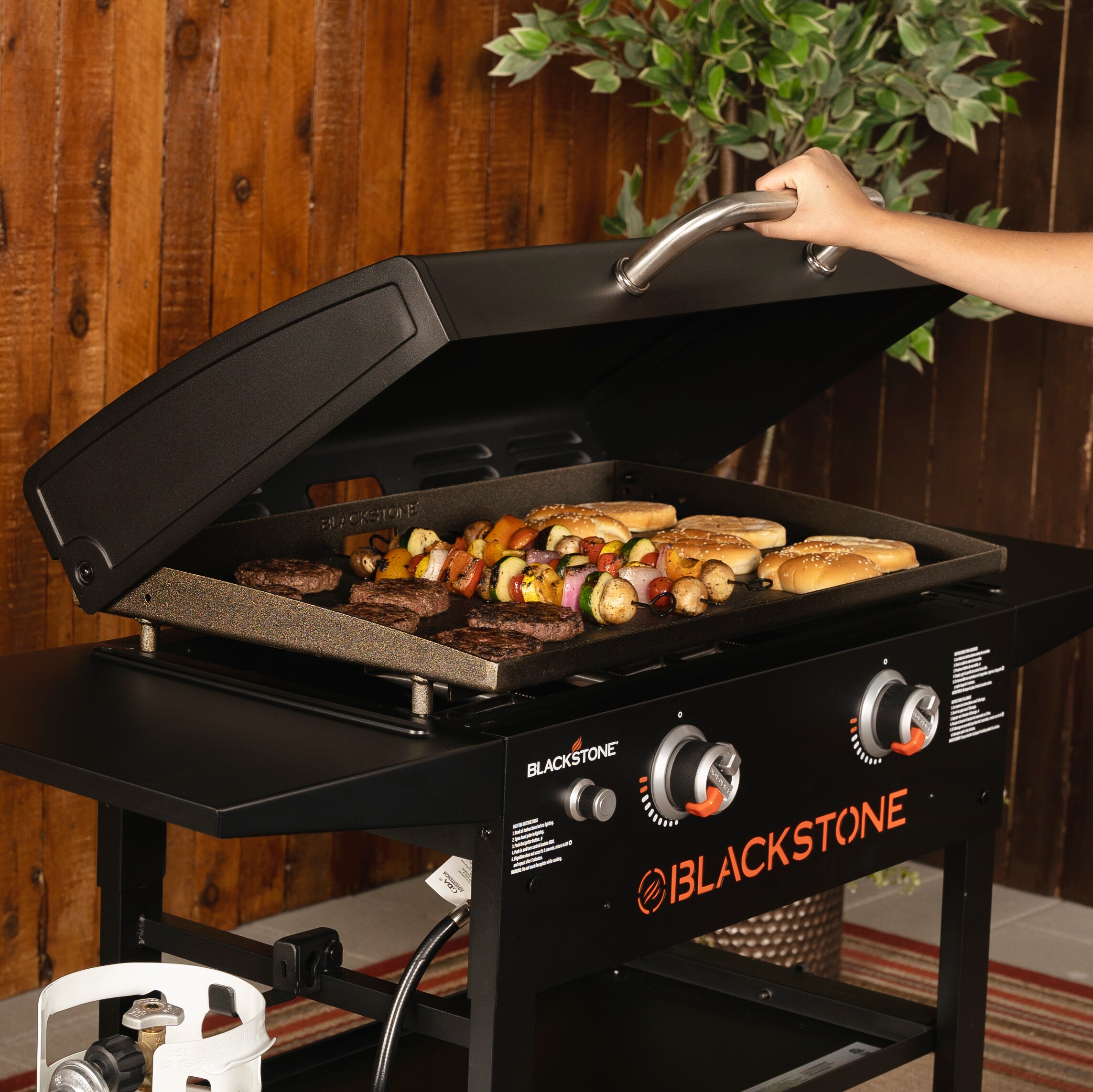 Blackstone 28-in Original Griddle with Hood 2-Burner Liquid Propane Flat Top Grill in the Flat 