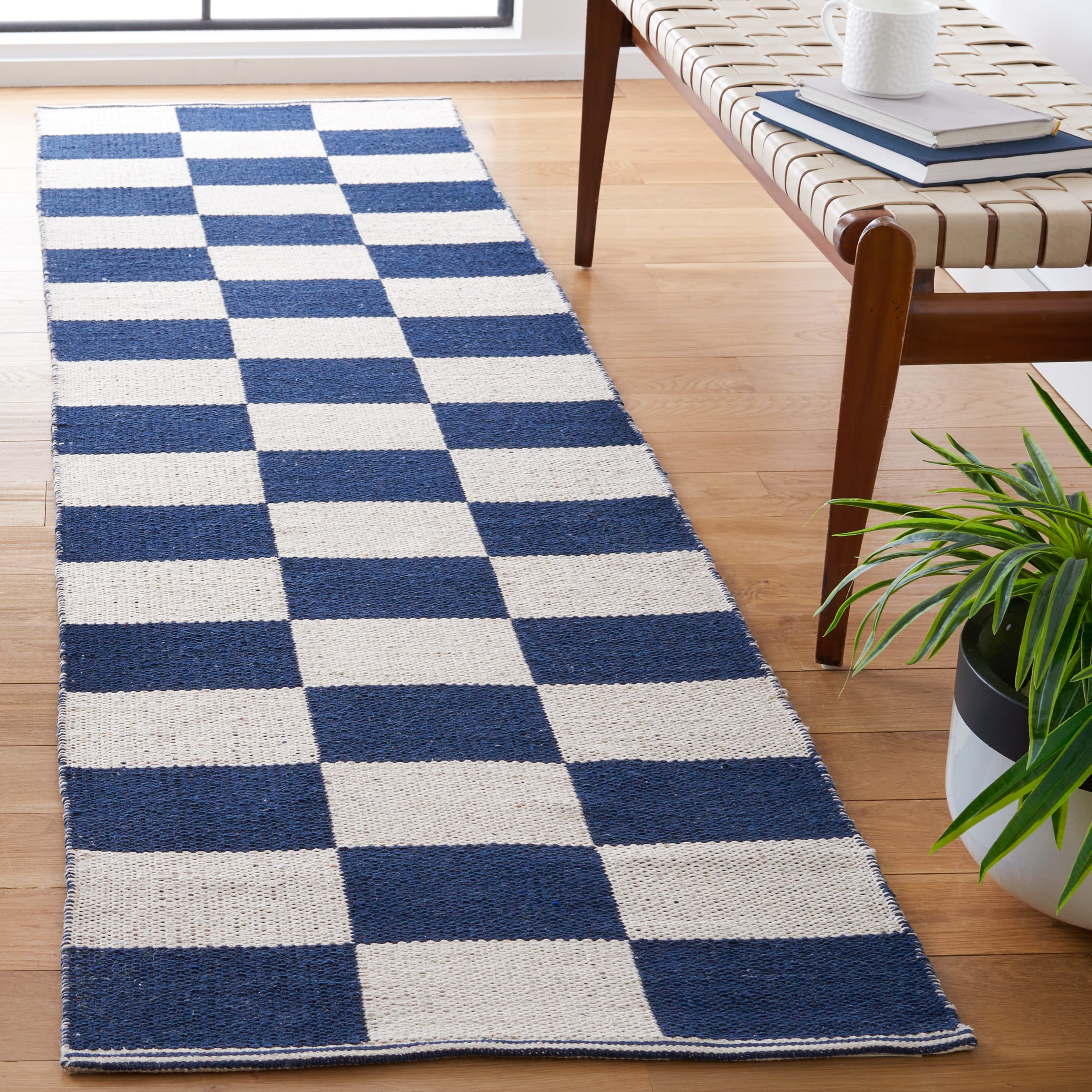  Montauk 705 Navy/Ivory Contemporary 2ft-3in x 9ft Runner Rug